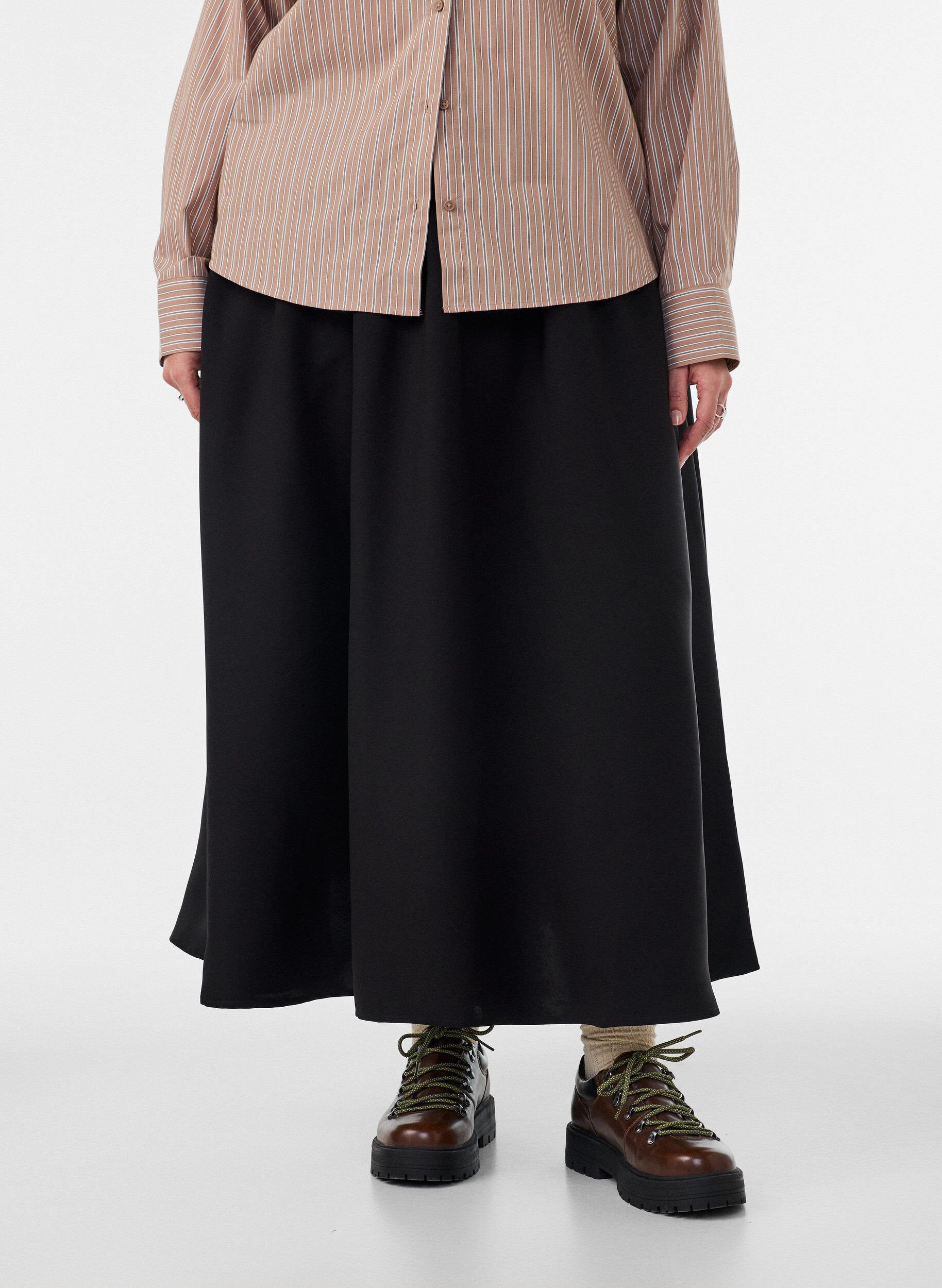 ZizziA-linjainen maksihame taskuilla, Musta, Model image number 1