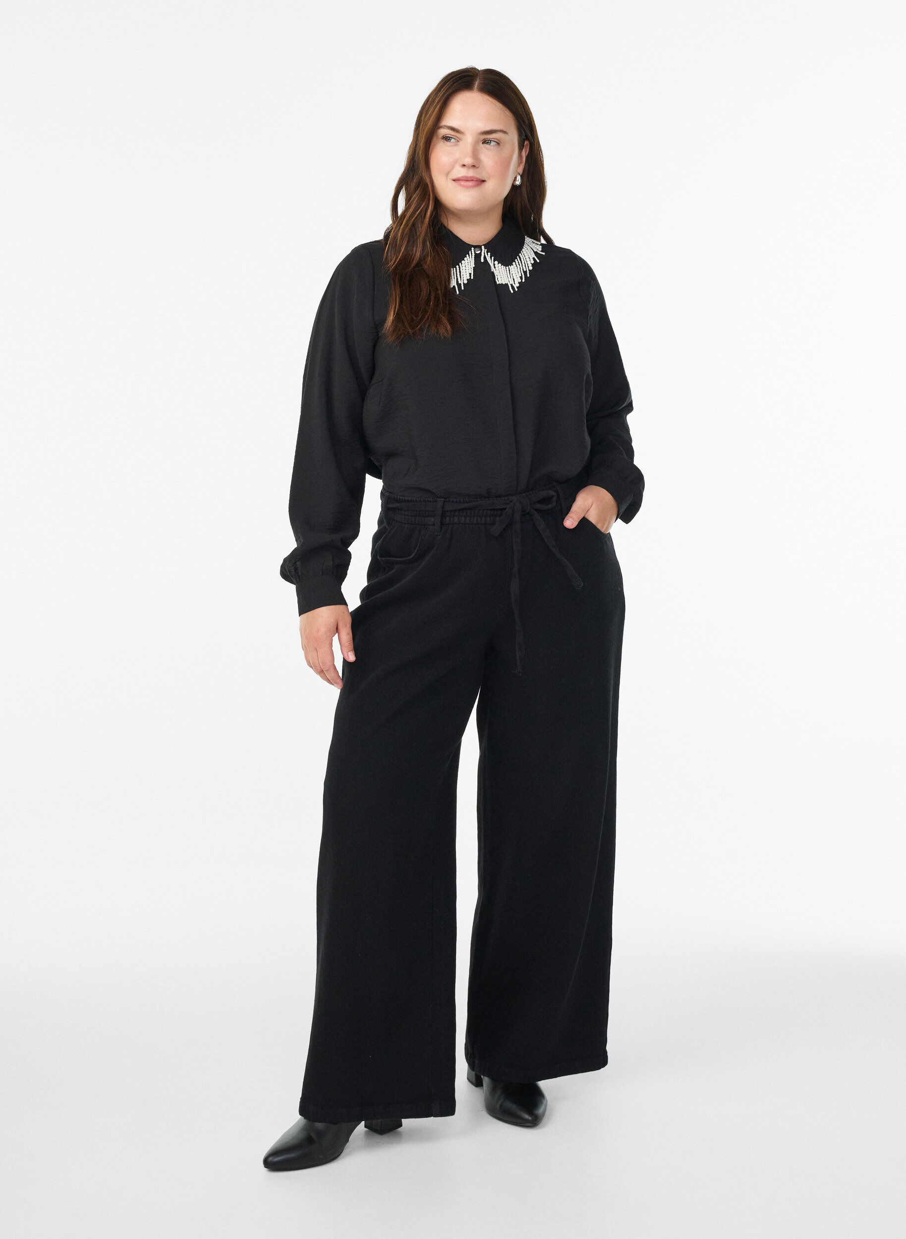 Zizzi Helmi&auml;isell&auml; kirjailtu kauluksinen viskoositunika, Musta, Model image number 1