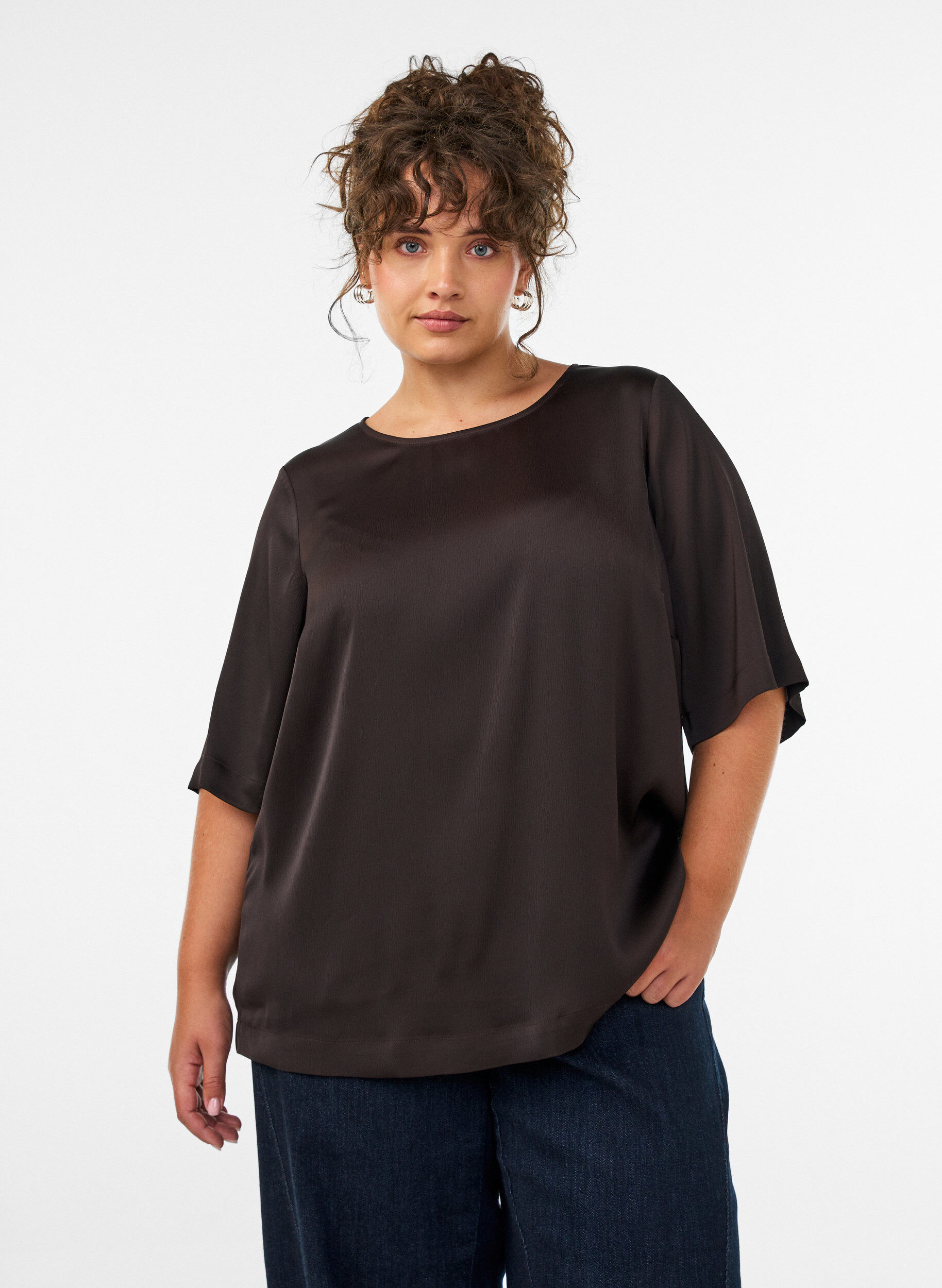 Satiinipusero kyyn&auml;rmittaisilla hihoilla, Ruskea, Model