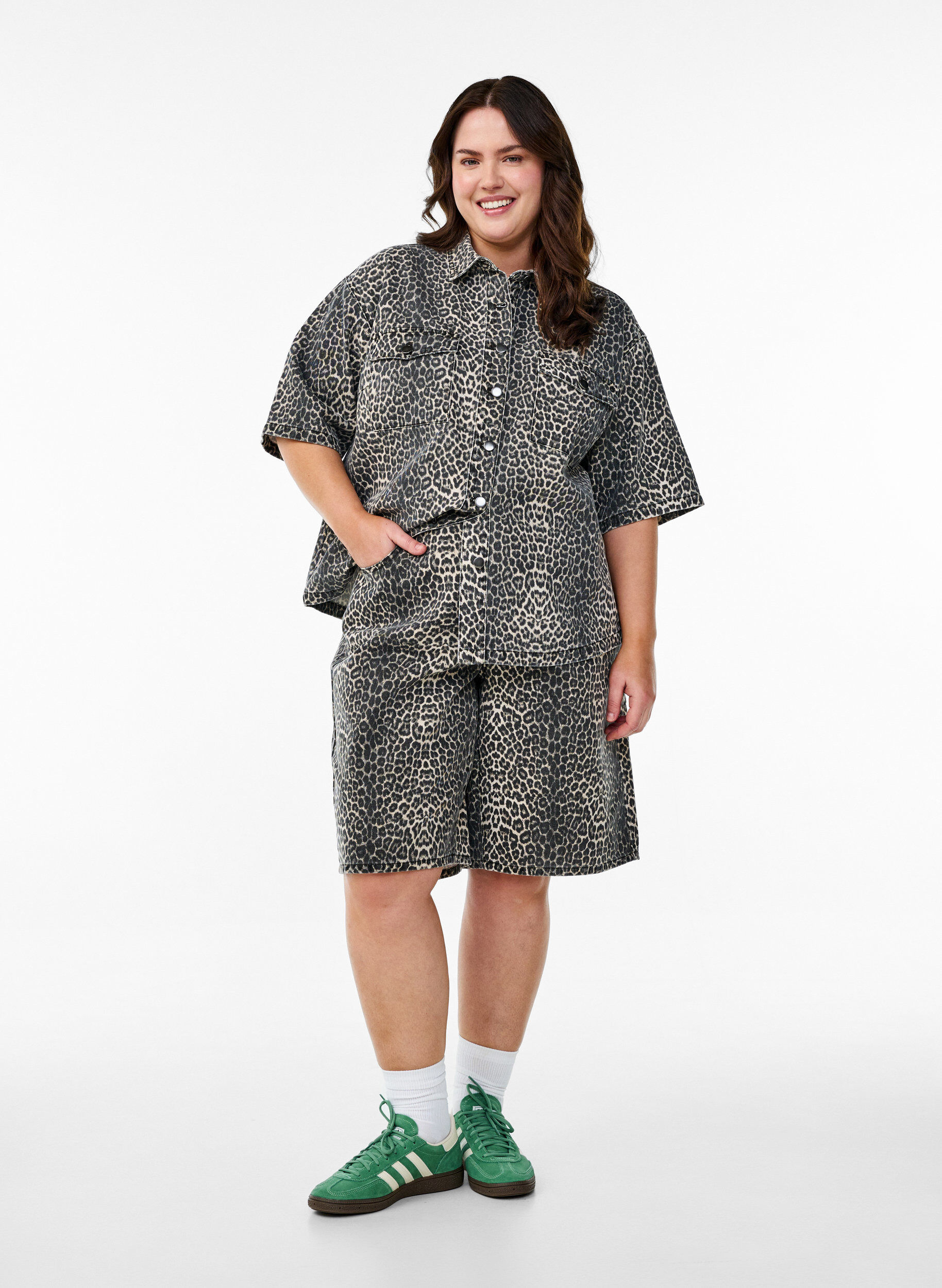 Zizzi Farkkupaita leopardikuviolla ja lyhyill&auml; hihoilla, Ruskea, Model image number 1