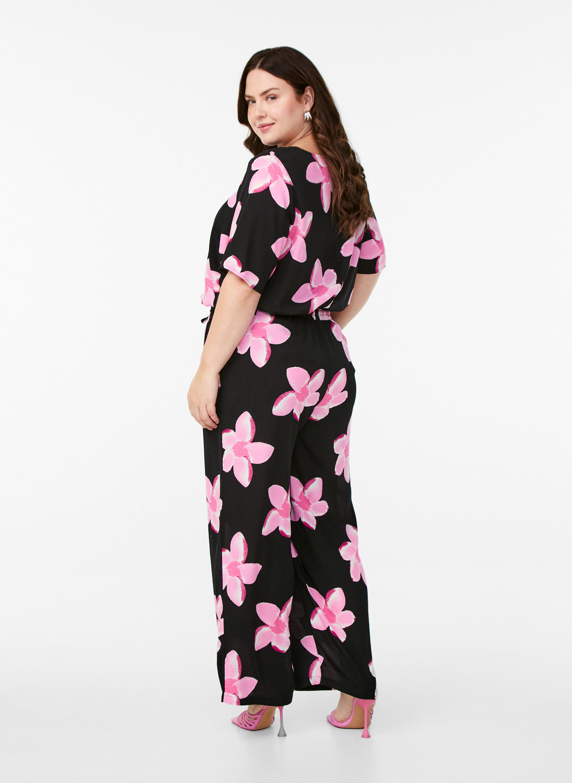 Zizzi V&auml;lj&auml;t viskoosihousut kuosilla, Musta, Model image number 1