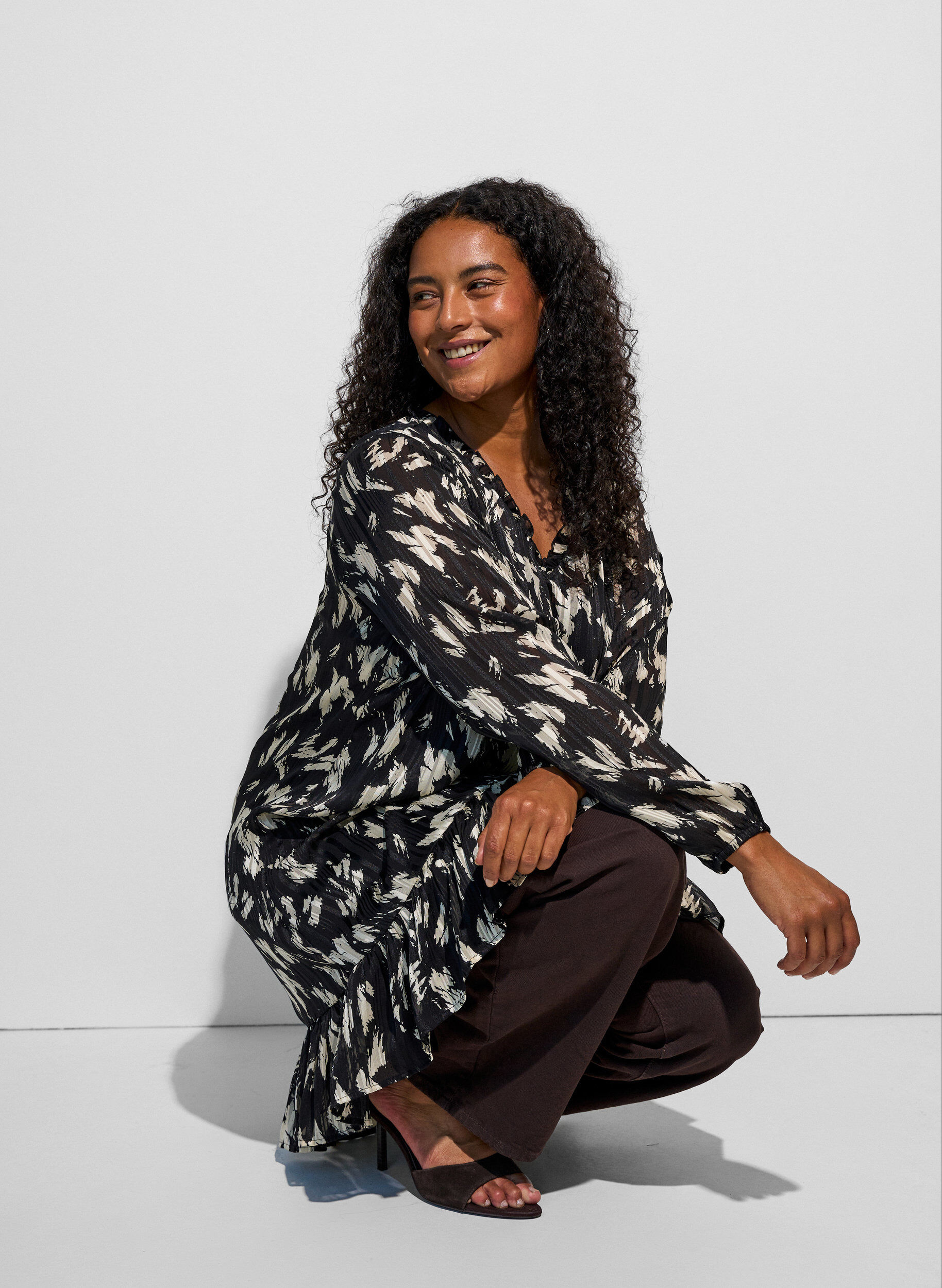 ZizziKuviollinen mekko r&ouml;yhel&ouml;ill&auml; ja pitkill&auml; hihoilla, Musta, Model image number 0