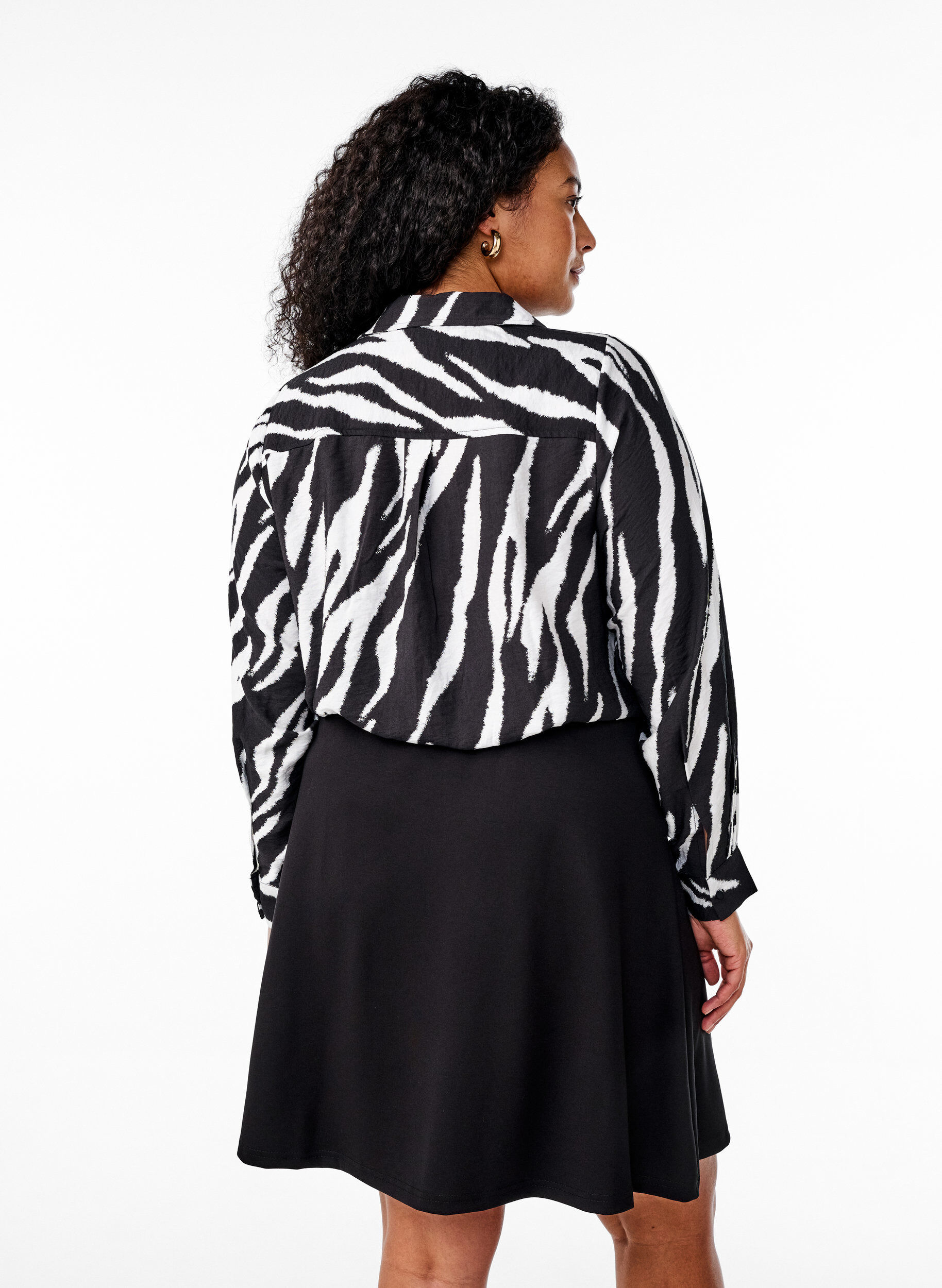 Zizzi Viscoosinen skater-hame, Musta, Model image number 1