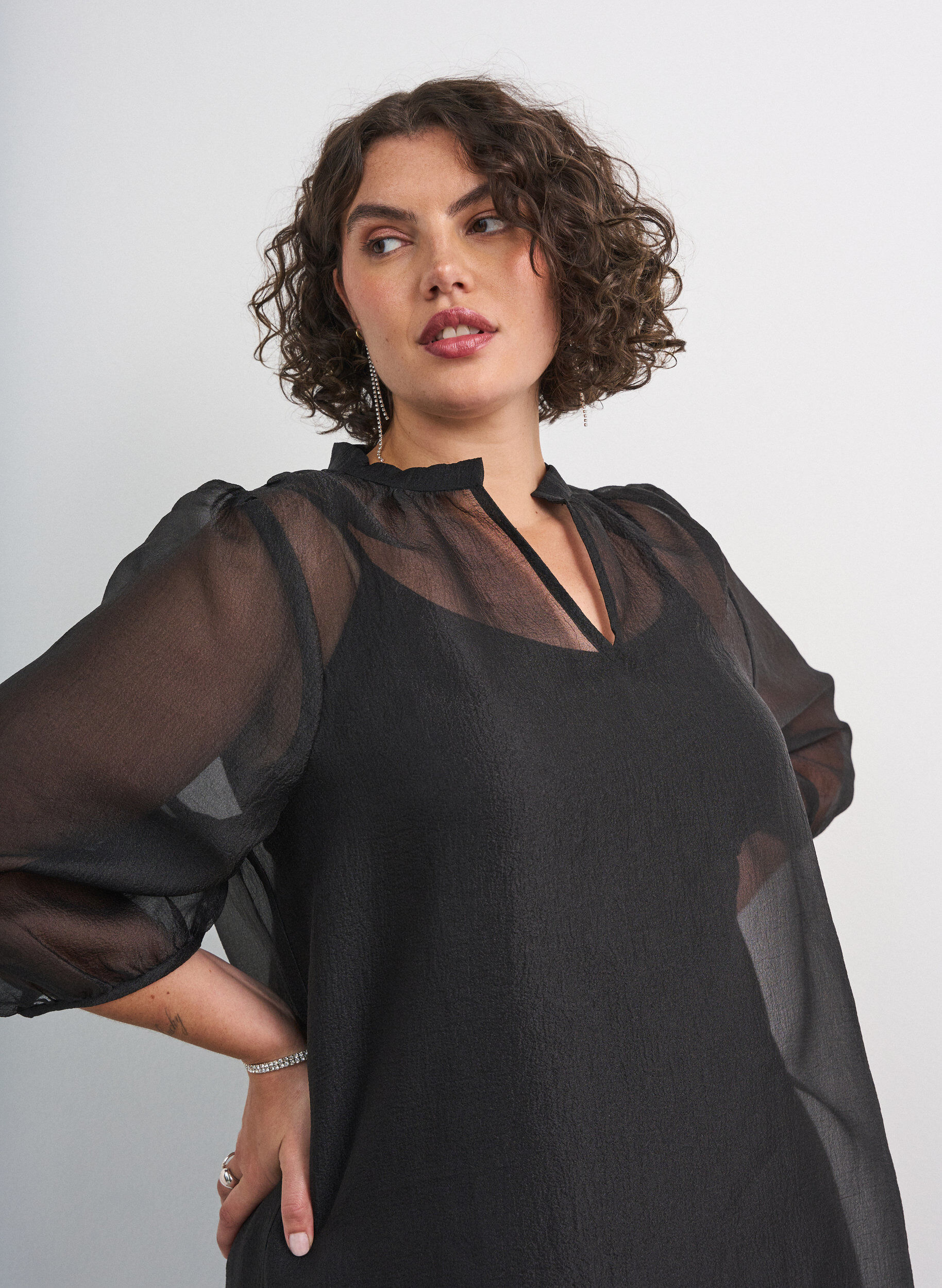 ZizziLyhyt organza-mekko r&ouml;yhel&ouml;helmalla, Musta, Model image number 3