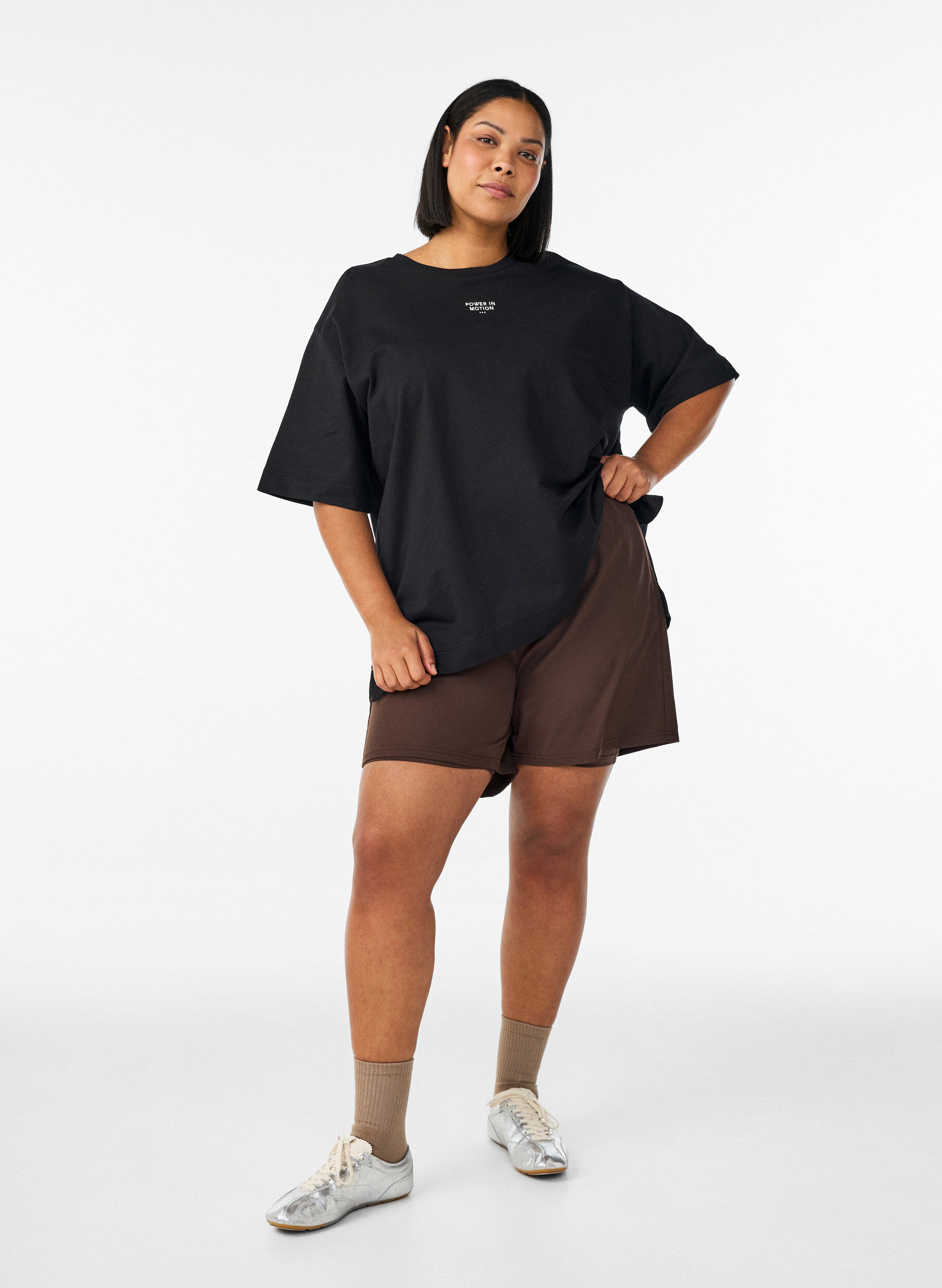 Zizzi Active T-paita rentolla istuvuudella ja kirjotulla statementilla, Musta, Model image number 1