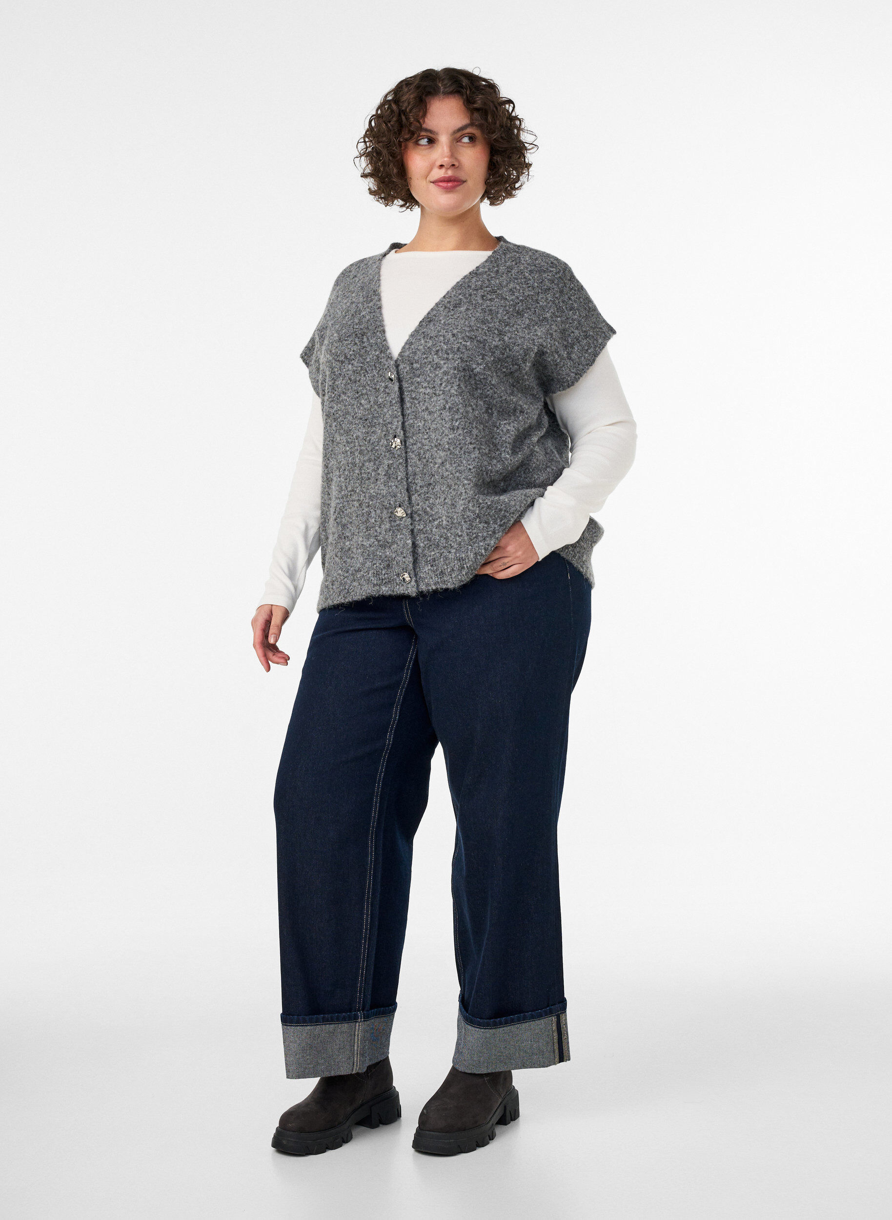 ZizziNeulottu liivi V-p&auml;&auml;ntiell&auml; ja koristenapeilla, Harmaa, Model image number 1