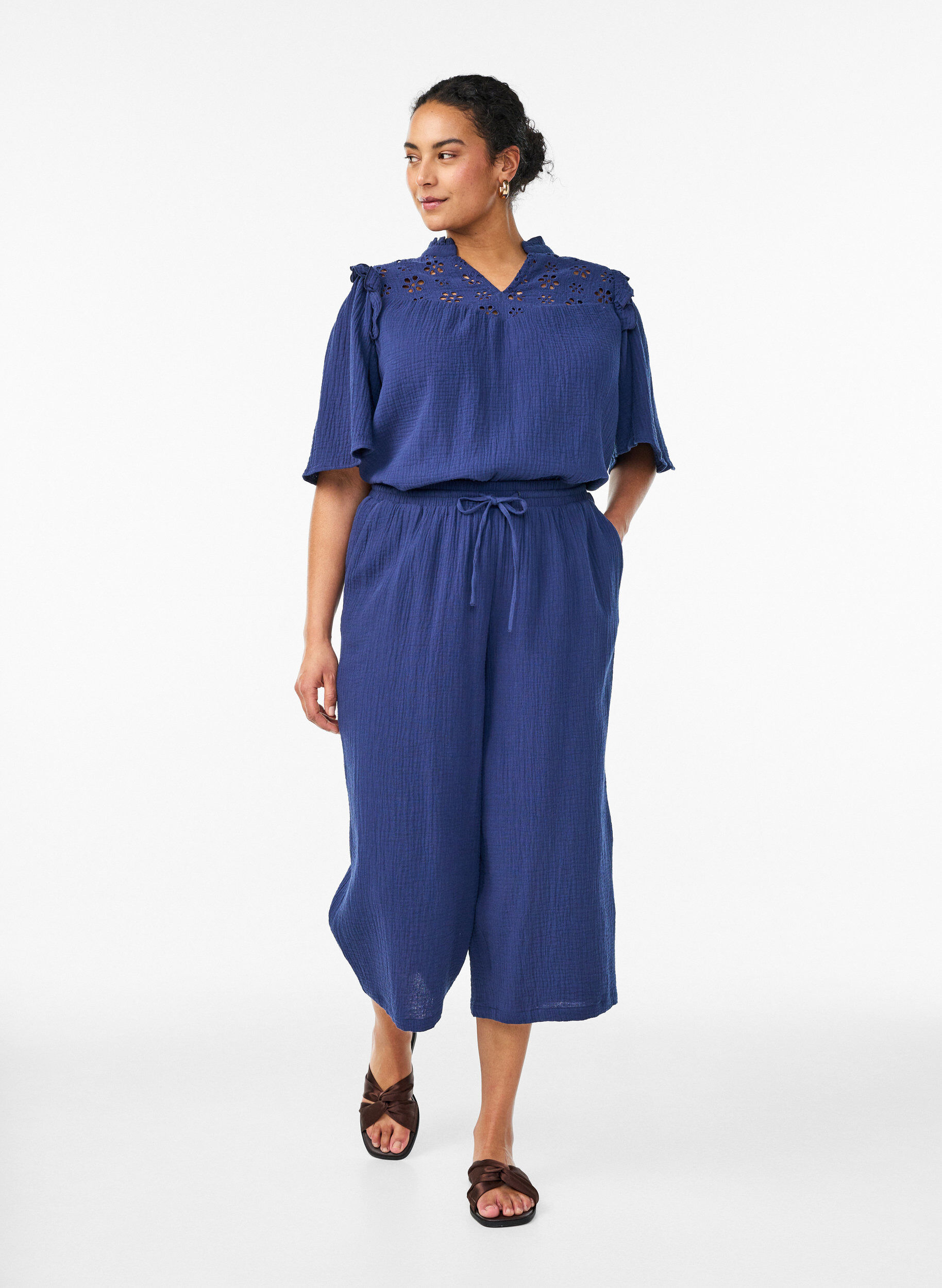 Zizzi Puuvillamusliinipusero broderie anglaise -kirjonnalla ja 1/2-hihoilla, Sininen, Model image number 1