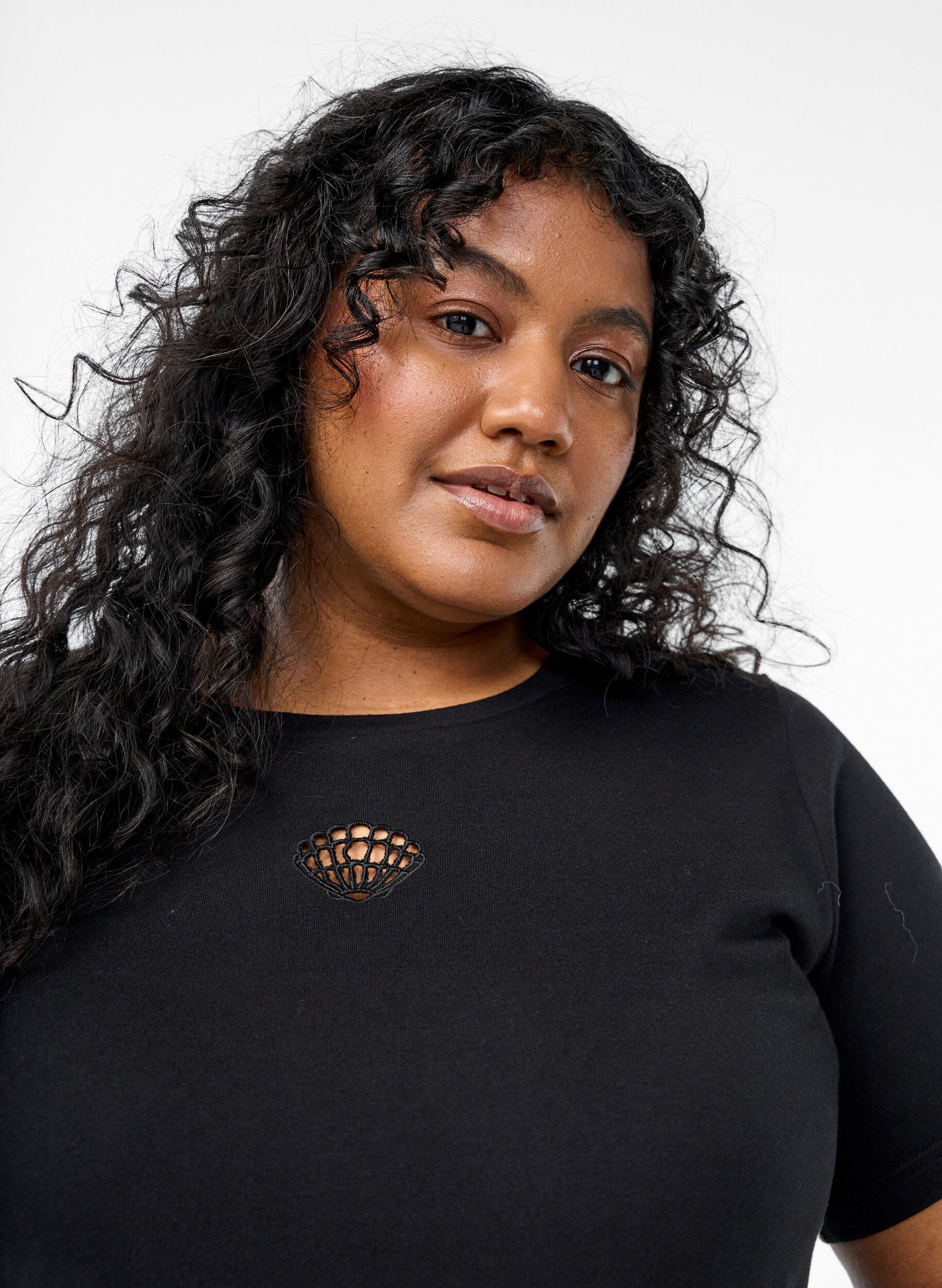 Zizzi T-paita koristeellisilla yksityiskohdilla, Musta, Model image number 3