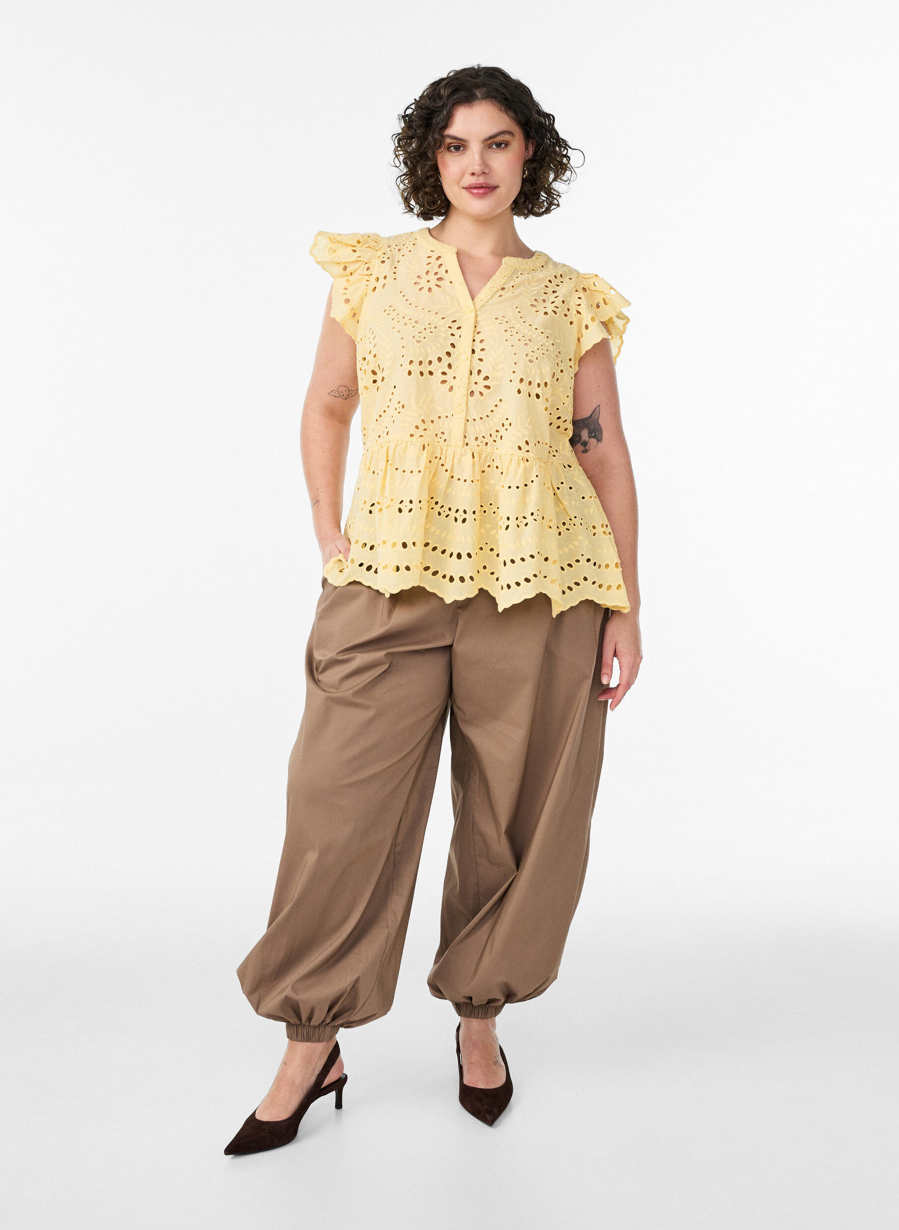 Zizzi Hihaton broderie anglaise -pusero r&ouml;yhel&ouml;ill&auml;, Keltainen, Model image number 1