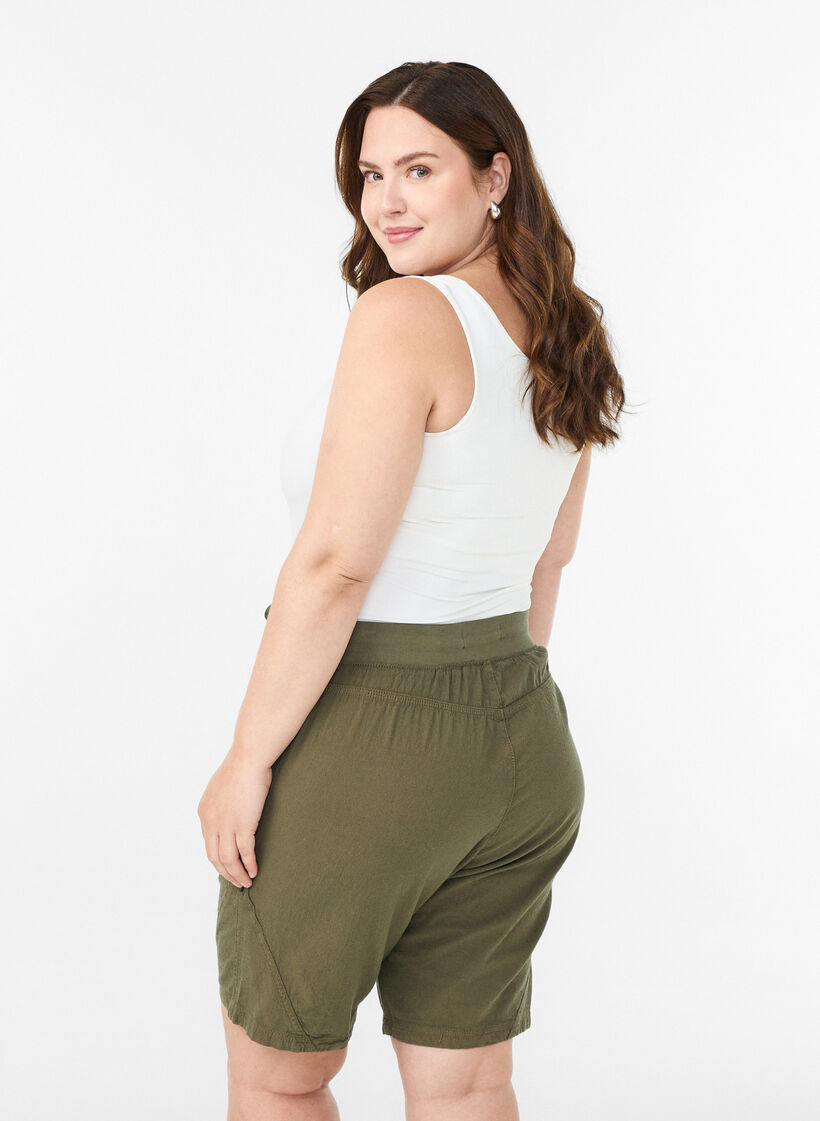 V&auml;lj&auml;t puuvillashortsit taskuilla, Vihre&auml;, Model image number 2