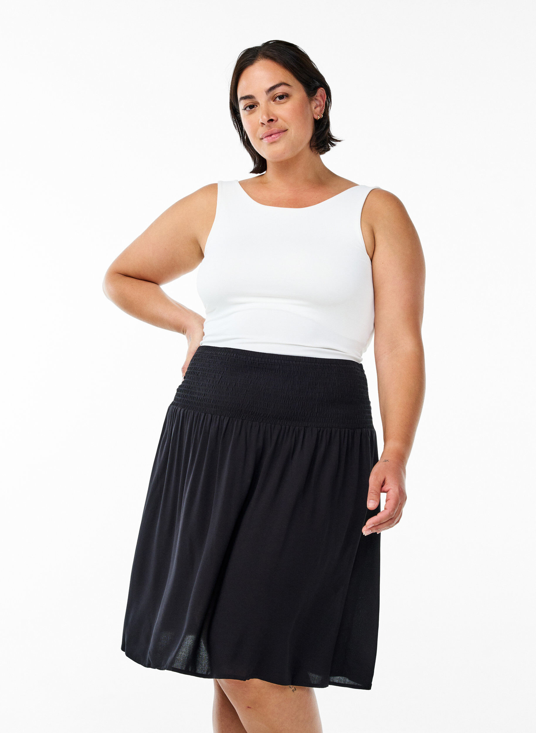 Lyhyt hame, jossa on rypytetty vy&ouml;t&auml;r&ouml;, Musta, Model