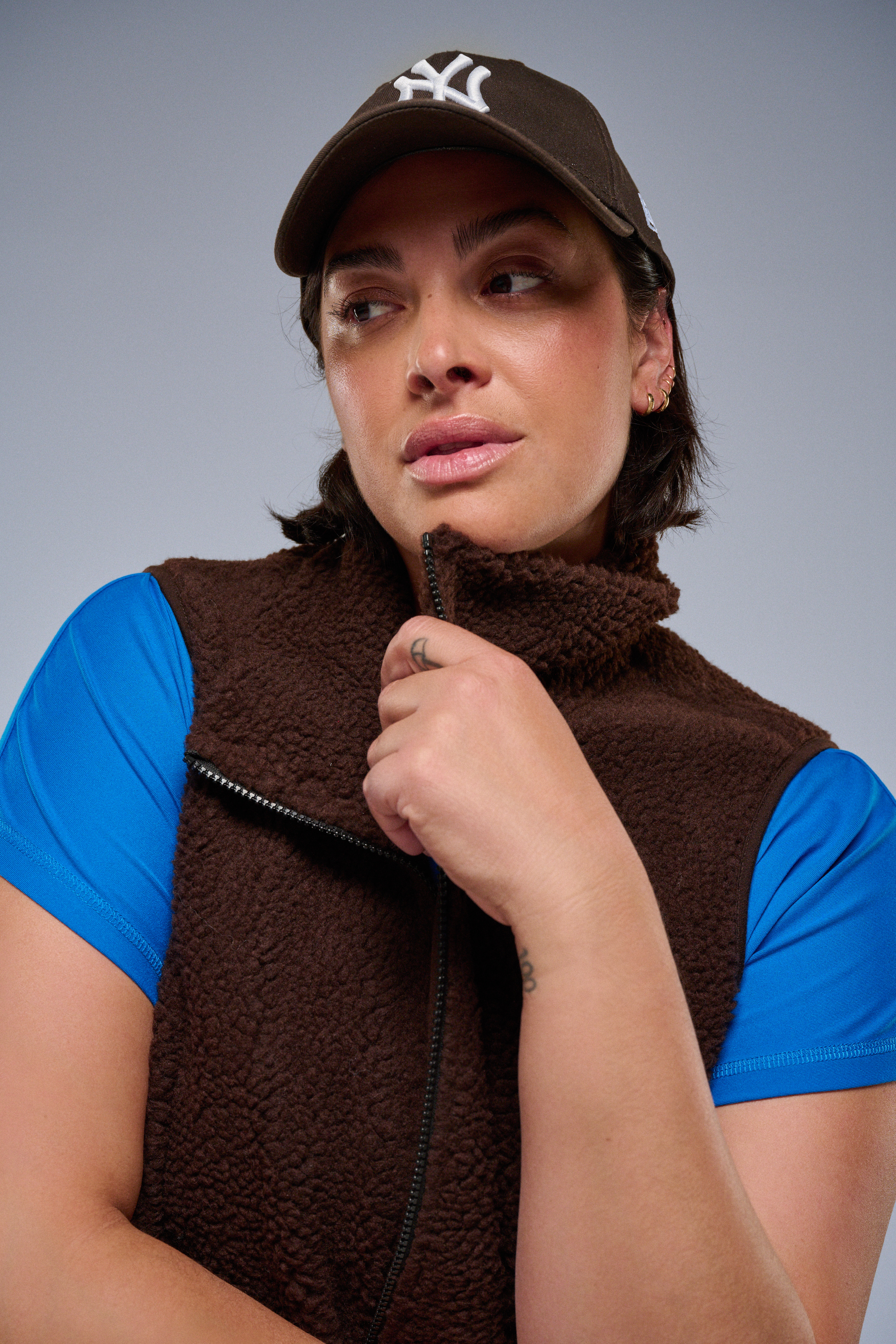 Zizzi Ruskea liivi vetoketjulla, , Model