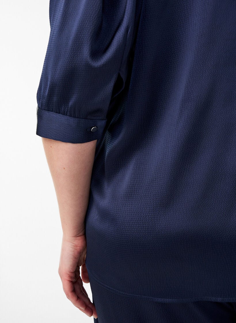 Satiinipintainen pusero 1/2-hihoilla ja r&ouml;yhel&ouml;kauluksella, Sininen, Model image number 3