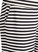 Raidalliset pyjamahousut korkealla vy&ouml;t&auml;r&ouml;ll&auml; ja leveill&auml; lahkeilla, Musta, Packshot image number 2