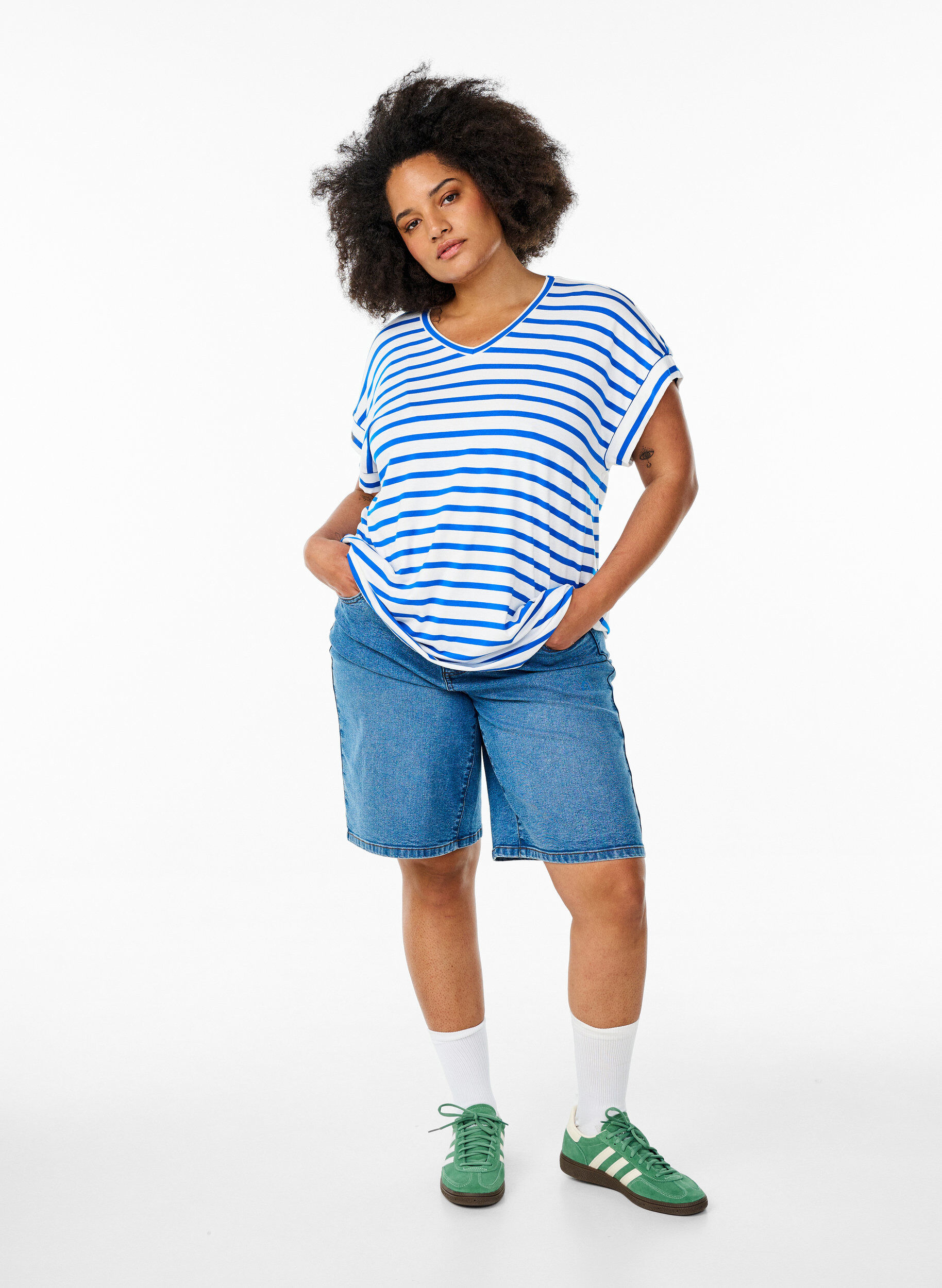 Zizzi Raidallinen V-kaula-aukkoinen T-paita, Sininen, Model image number 1