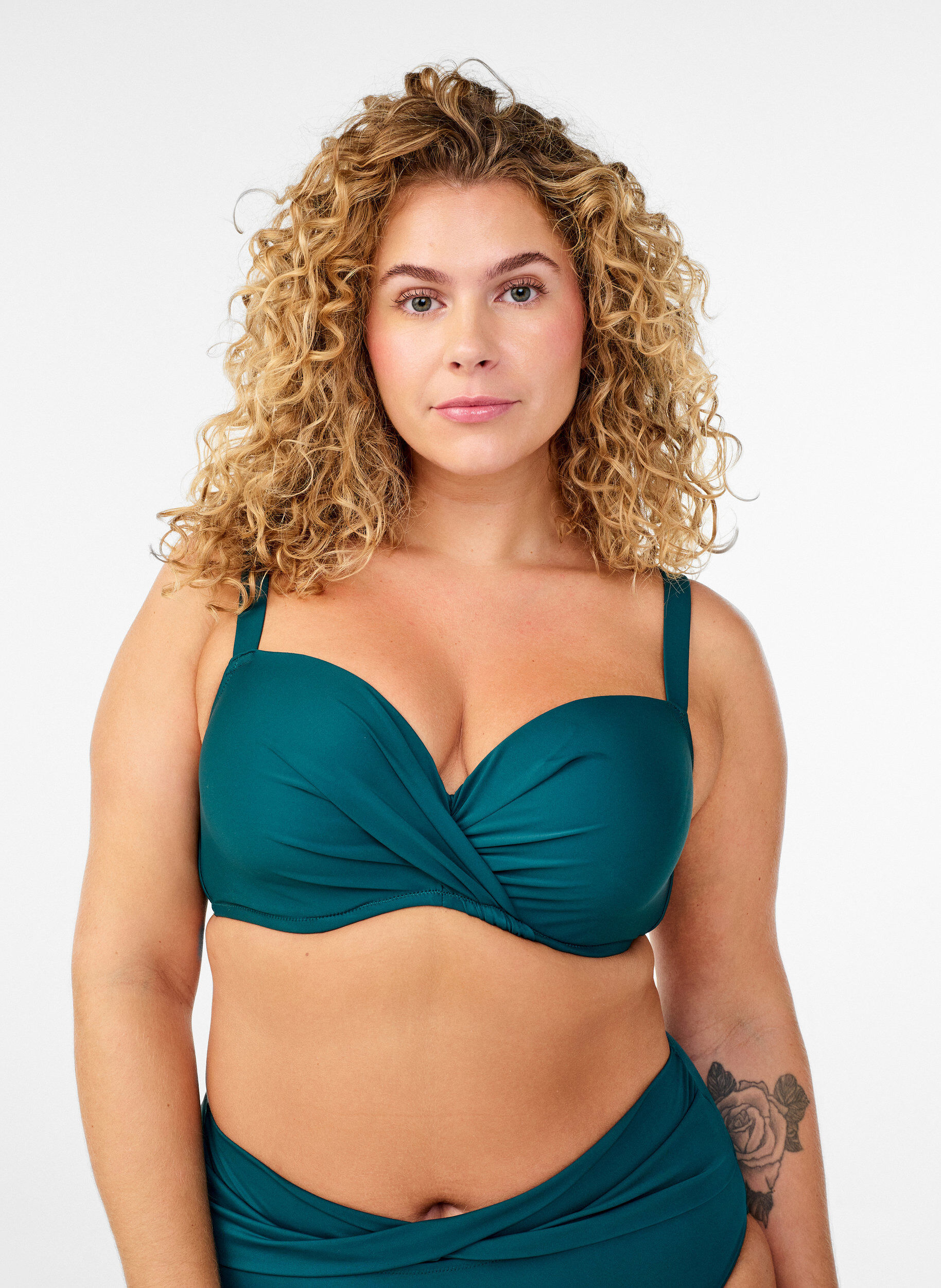 Kaarituelliset bikiniliivit rypytyksell&auml;, Vihre&auml;, Model