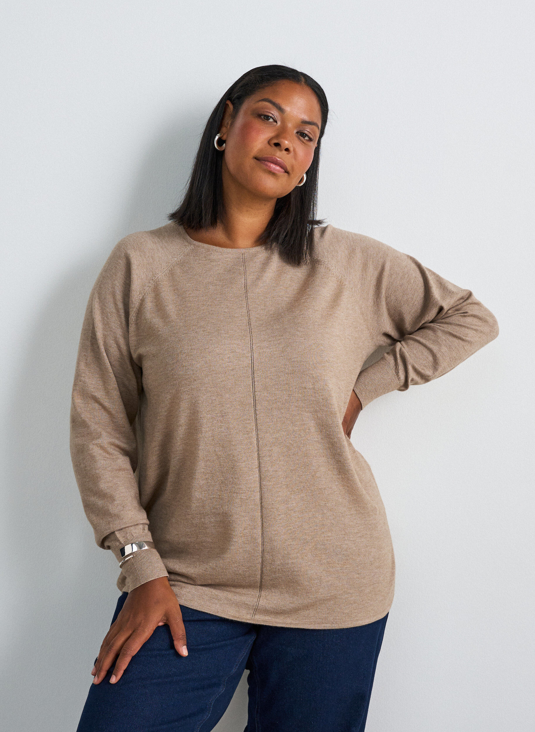 Neulepusero py&ouml;re&auml;ll&auml; p&auml;&auml;ntiell&auml; ja neulekuviolla, Beige, Model