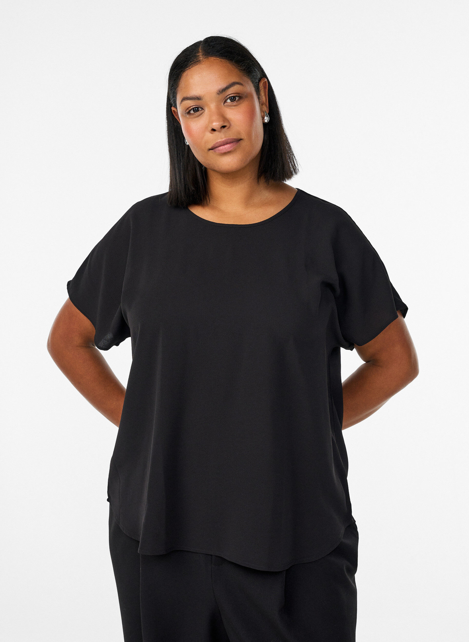 Pusero lyhyill&auml; hihoilla ja py&ouml;re&auml;ll&auml; p&auml;&auml;ntiell&auml;, Musta, Model