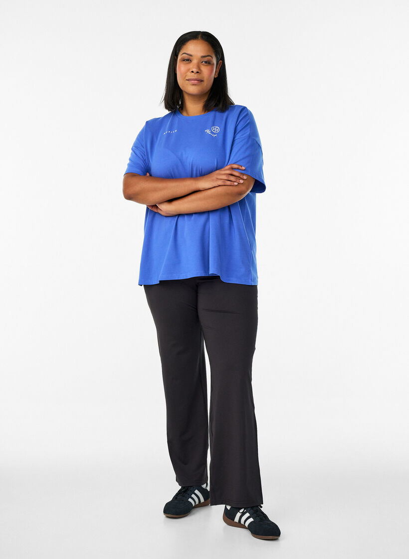 Leve&auml;lahkeiset treenihousut korkealla vy&ouml;t&auml;r&ouml;ll&auml;, Musta, Model image number 1