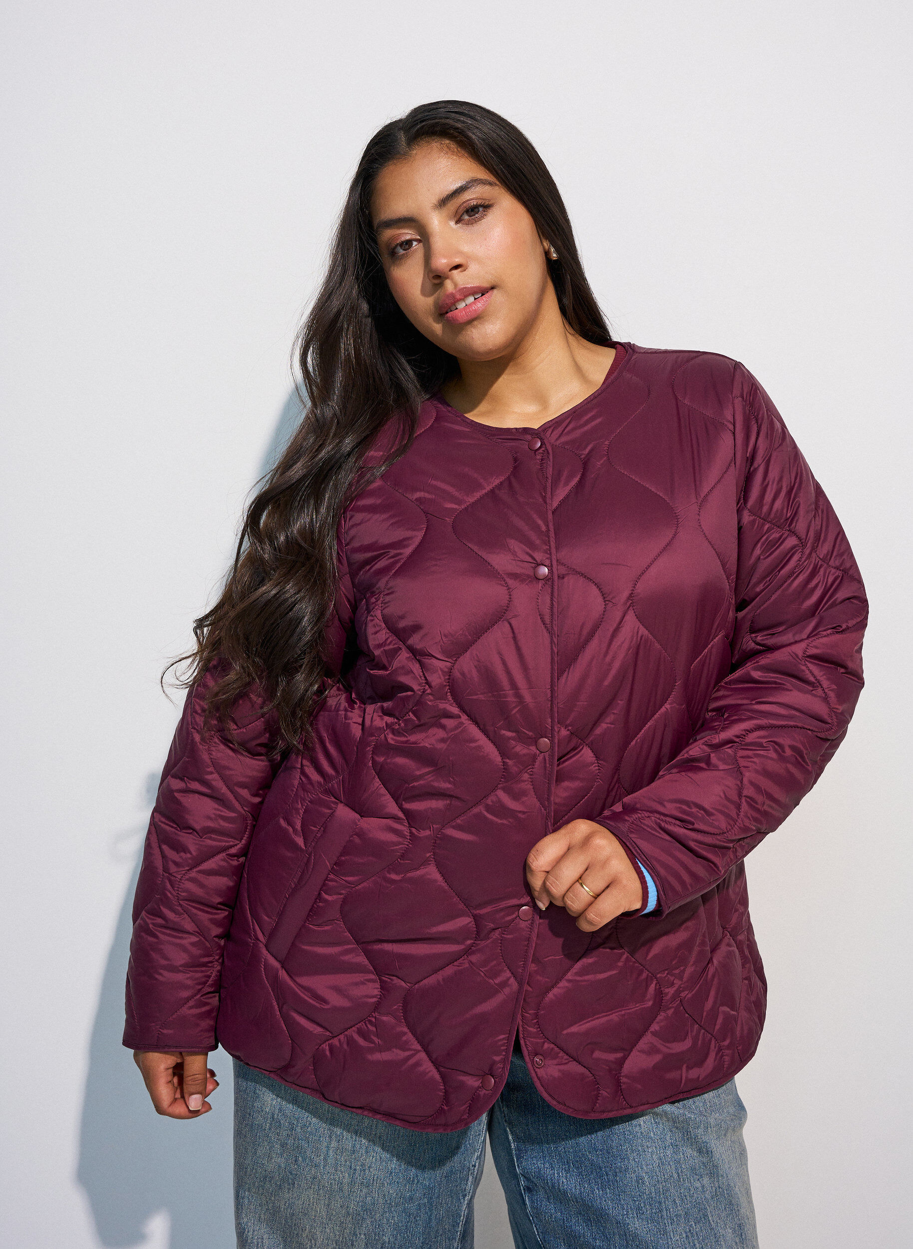ZizziTikkitakki painonapeilla ja py&ouml;re&auml;ll&auml; p&auml;&auml;ntiell&auml;, Tumma Bordeaux, Model image number 0