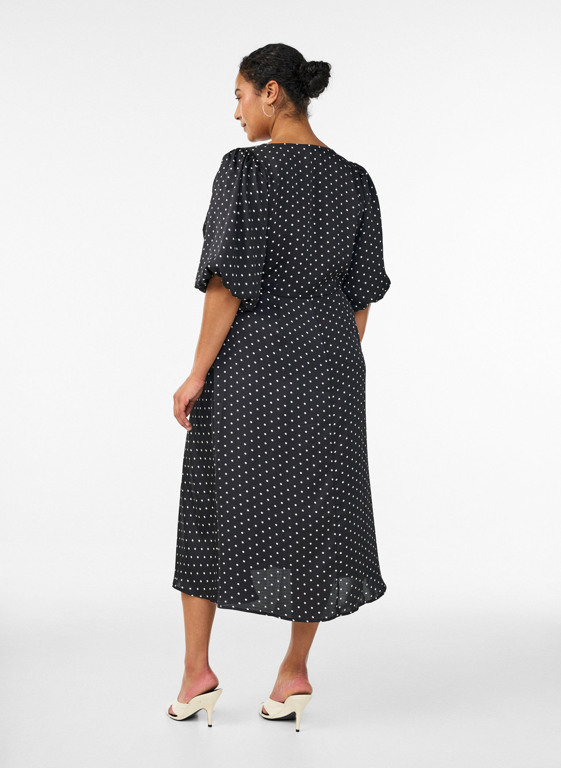 ZizziMidi-mekko pilkkukuosilla ja neli&ouml;p&auml;&auml;ntiell&auml;, Musta, Model image number 1