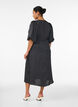 Midi-mekko pilkkukuosilla ja neli&ouml;p&auml;&auml;ntiell&auml;, Musta, Model image number 1