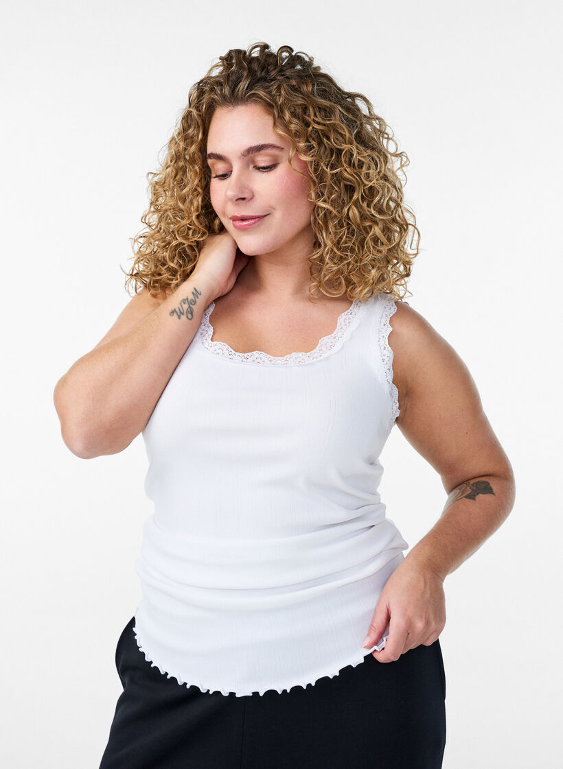 Toppi pitsireunuksella ja rei&rsquo;itetyll&auml; brodeerauksella, Valkoinen, Model image number 0