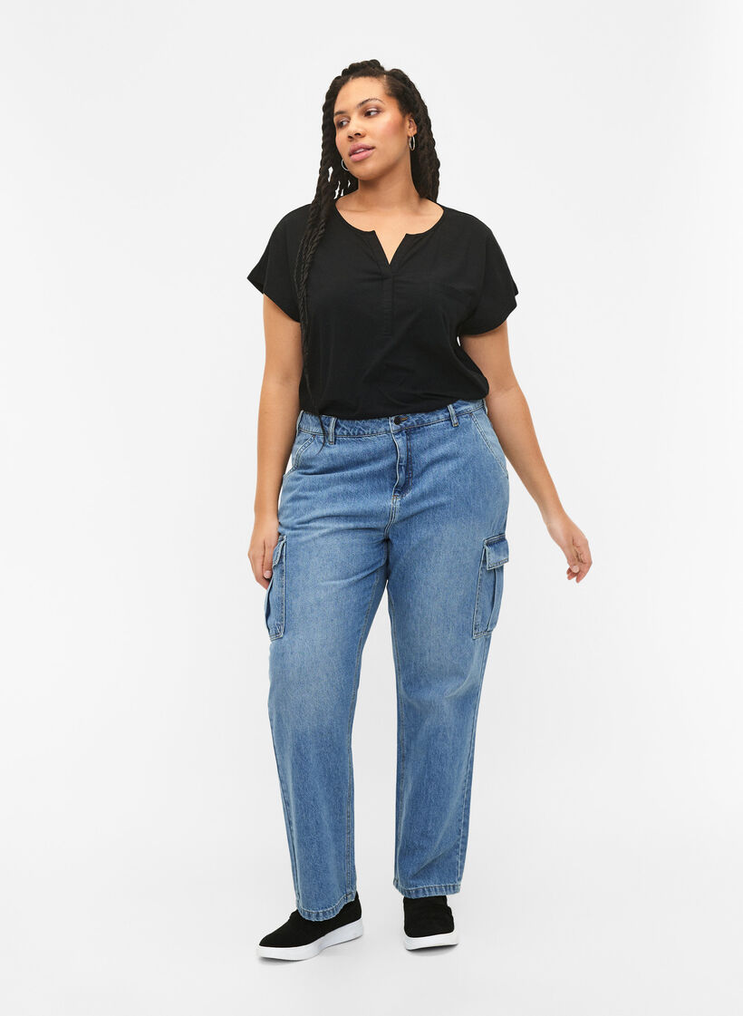 T-paita, jossa on v-pääntie ja rintatasku, Black, Model image number 2