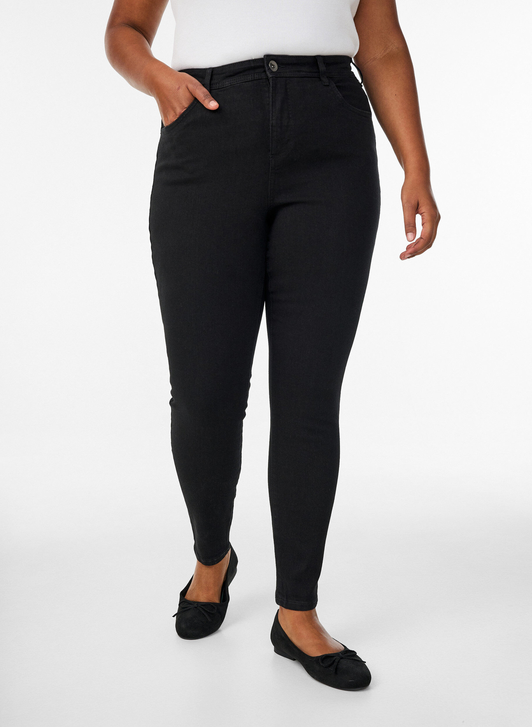ZizziFarkut super slim fit -mallissa, Musta, Model image number 2