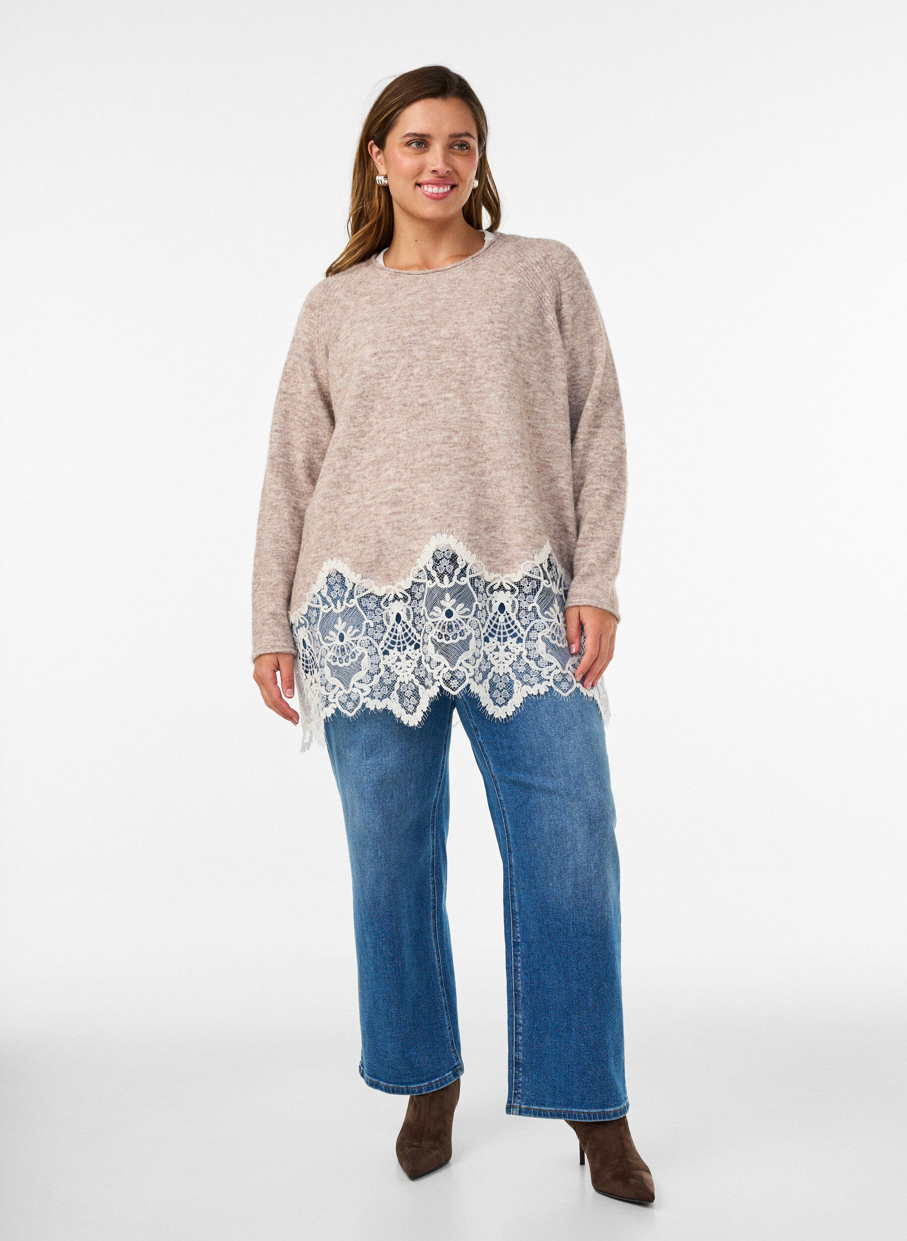 ZizziNeulottu pusero raglanhihoilla ja leve&auml;ll&auml; pitsireunuksella, Beige, Model image number 1