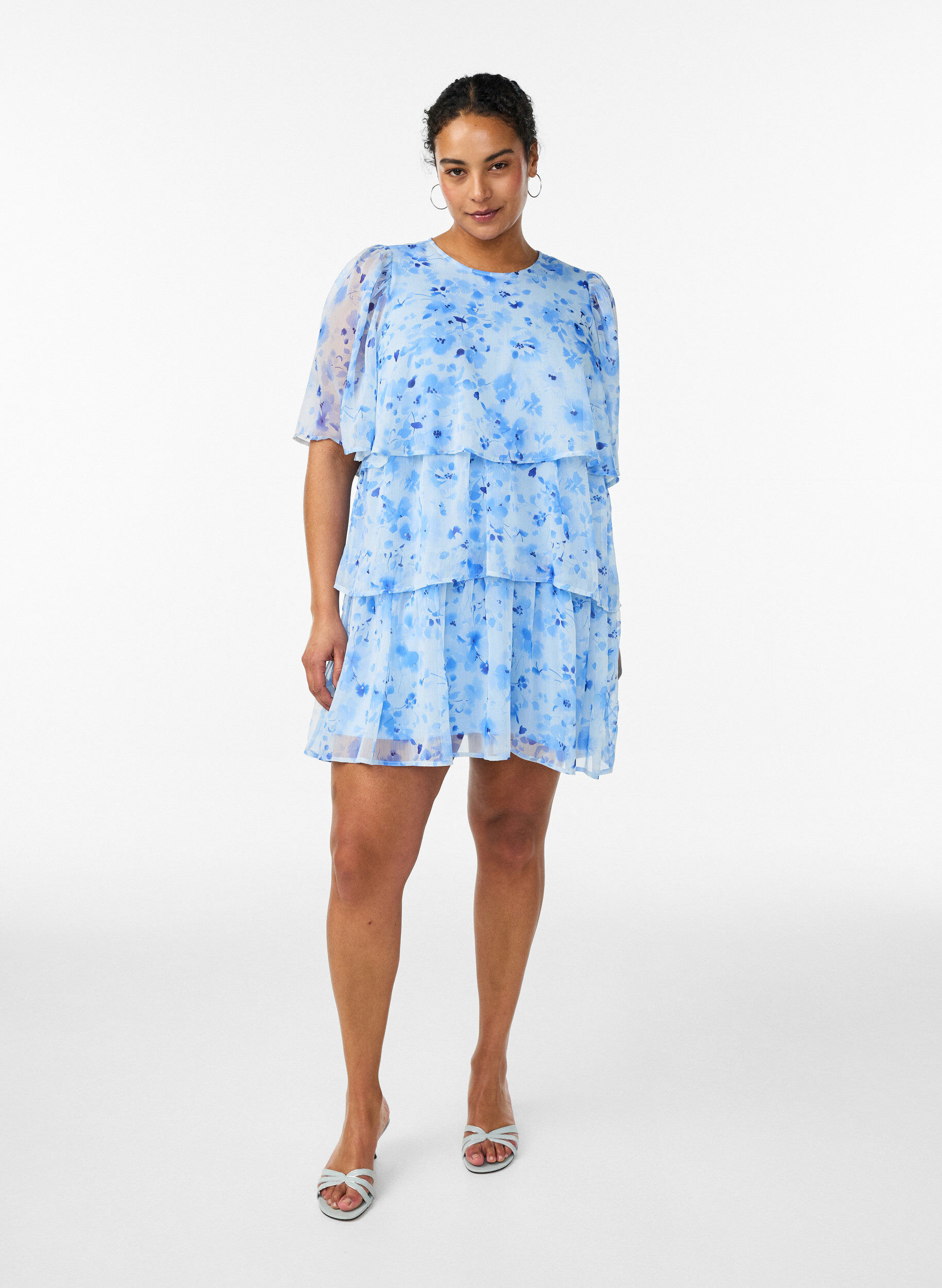 ZizziLyhyt sifonkimainen mekko kukkaprintill&auml; ja r&ouml;yhel&ouml;kerroksilla, Sininen, Model image number 1