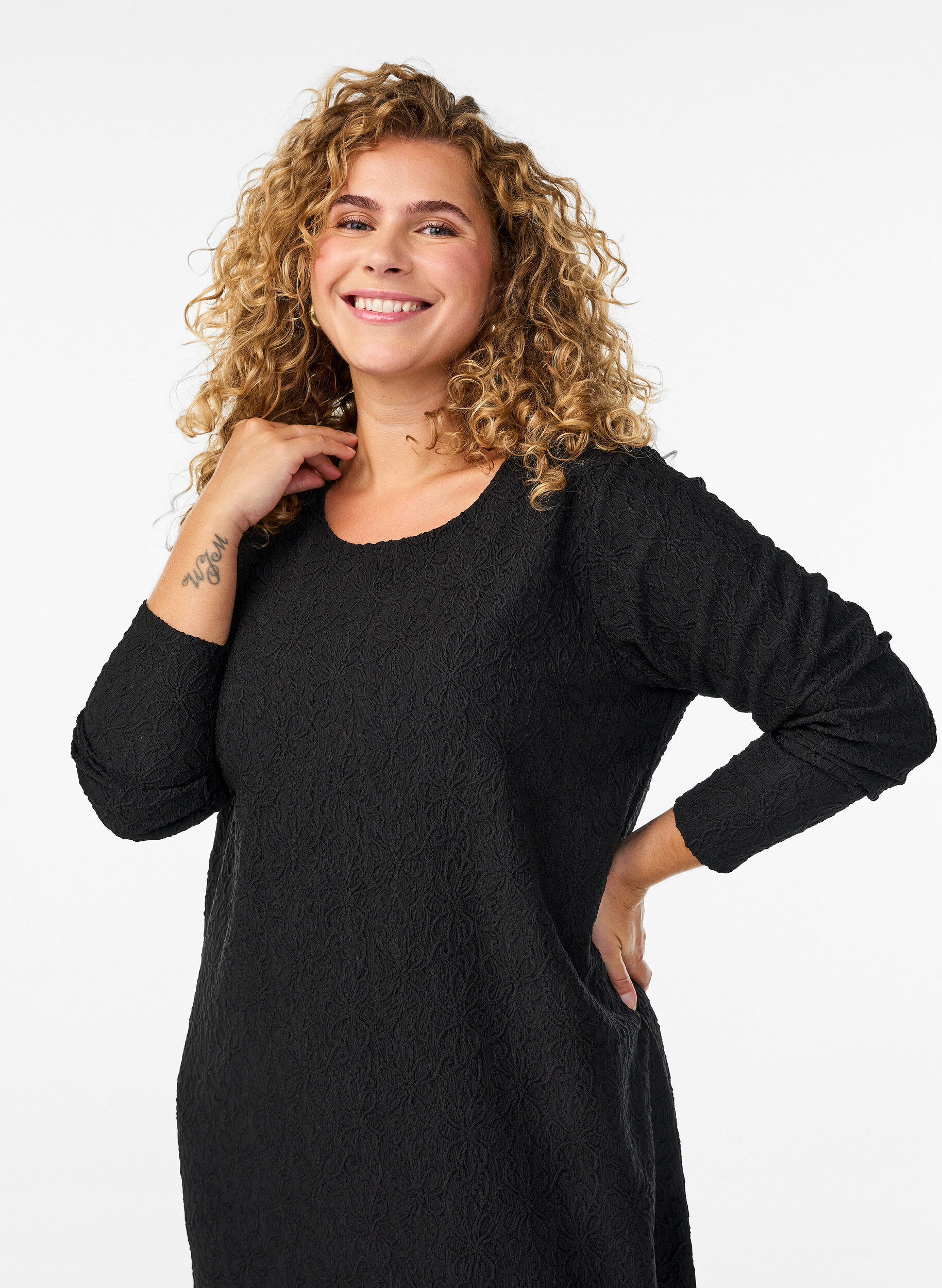 Zizzi Kukallinen kohopintainen mekko pitkill&auml; hihoilla, Musta, Model image number 2