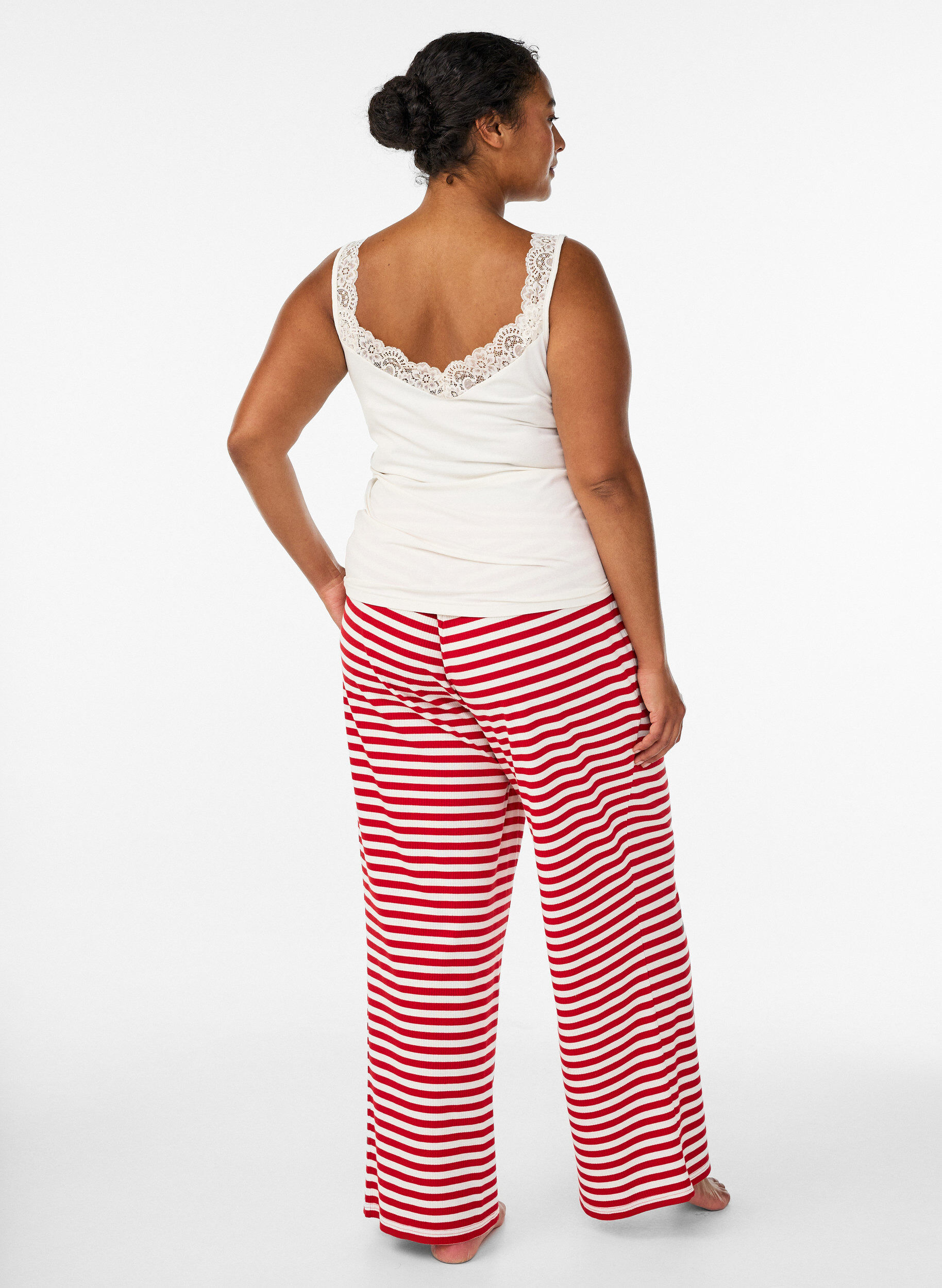 ZizziRaidalliset pyjamahousut korkealla vy&ouml;t&auml;r&ouml;ll&auml; ja leveill&auml; lahkeilla, Punainen, Model image number 1