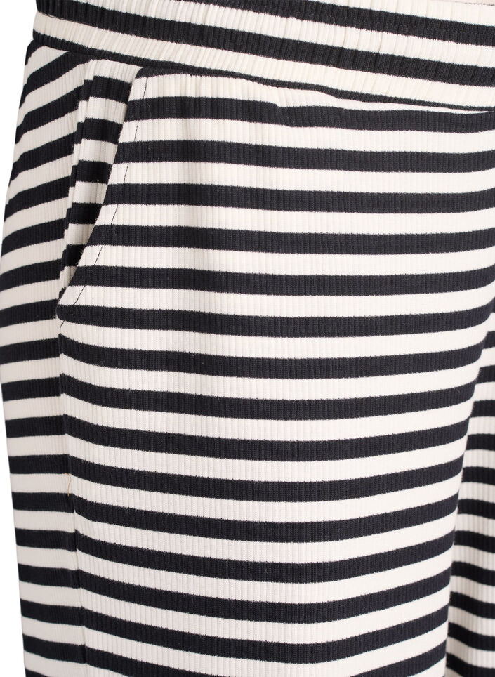 Raidalliset pyjamahousut korkealla vy&ouml;t&auml;r&ouml;ll&auml; ja leveill&auml; lahkeilla, Musta, Packshot image number 2