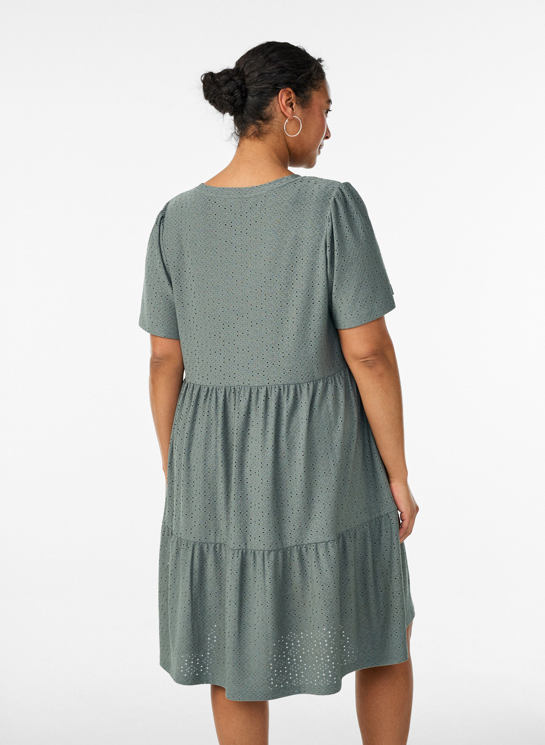 ZizziLyhyt mekko pitsikuviolla ja kerrostetulla helmalla, Vihre&auml;, Model image number 2