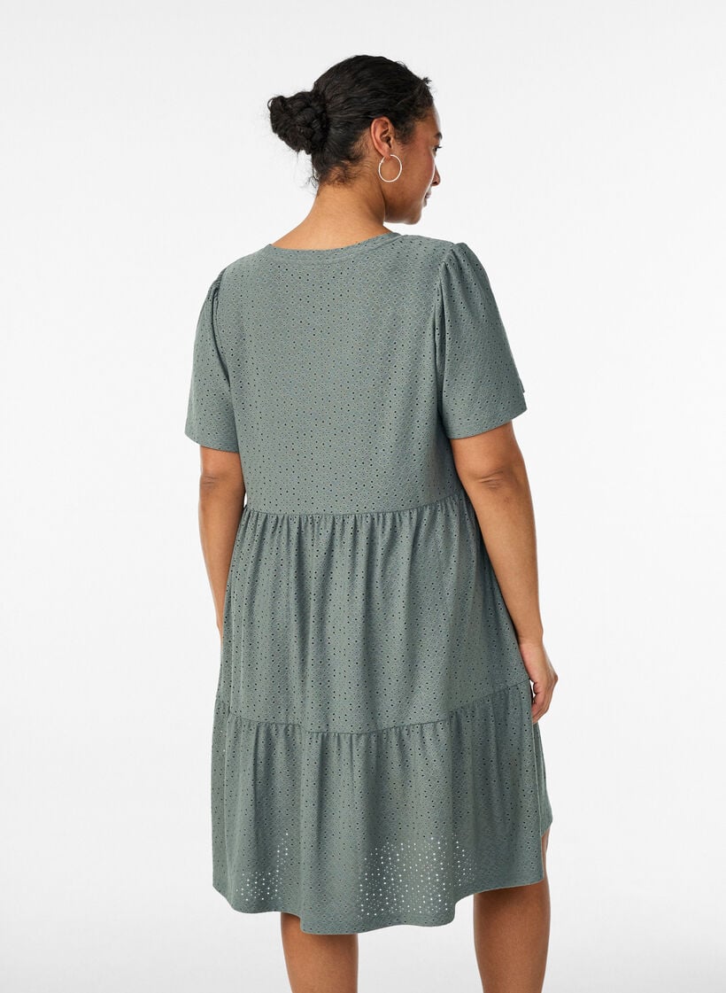 Lyhyt mekko pitsikuviolla ja kerrostetulla helmalla, Vihre&auml;, Model image number 2