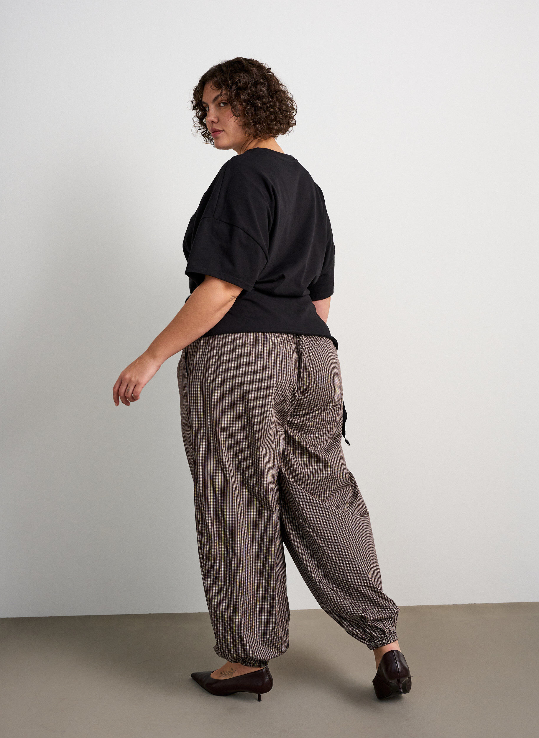 ZizziKorkeavy&ouml;t&auml;r&ouml;iset pallohousut all-over-kuosilla, Ruskea, Model image number 1