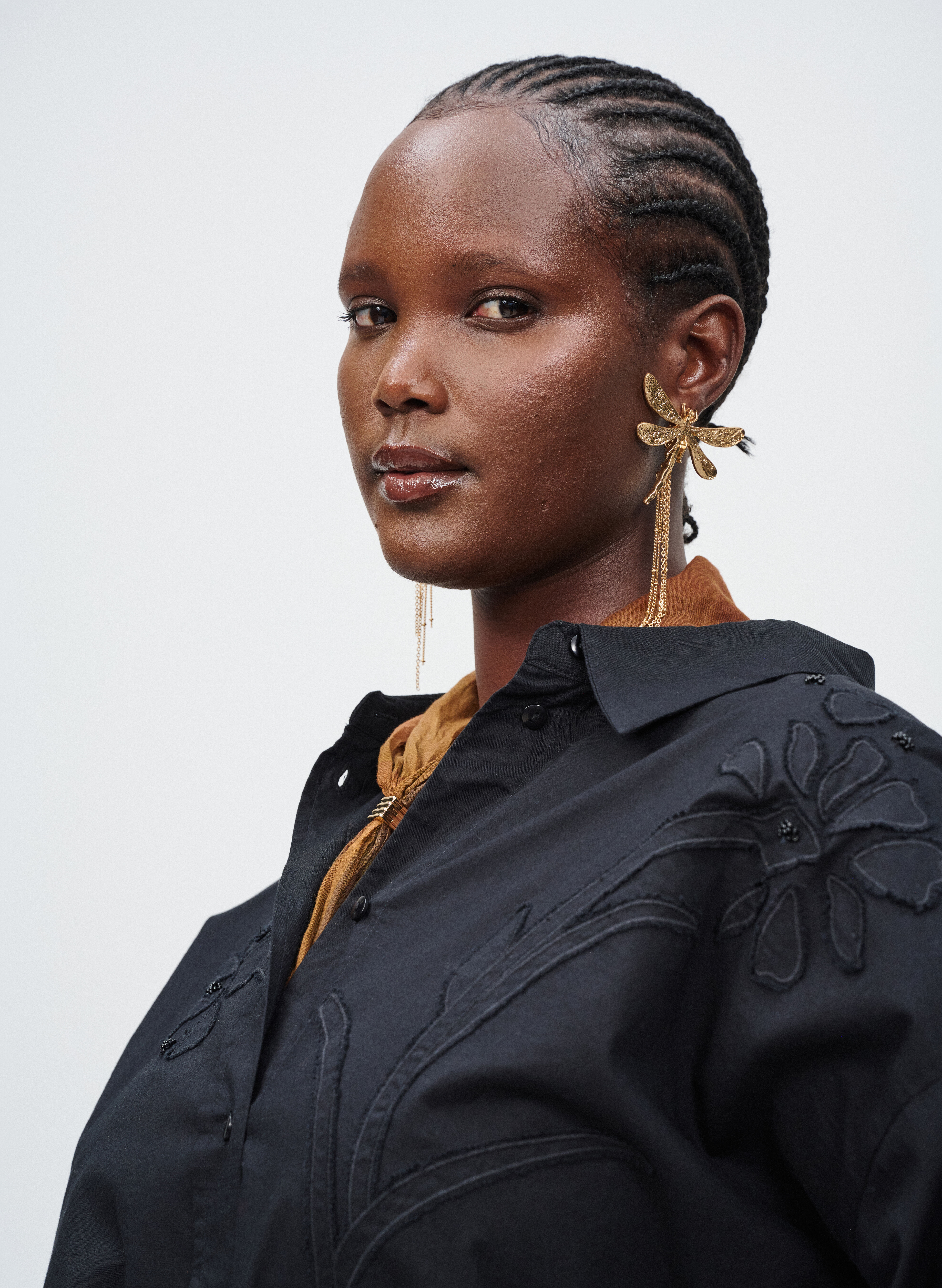 Zizzi Musta paita, jossa on kukkakirjonta, , Model