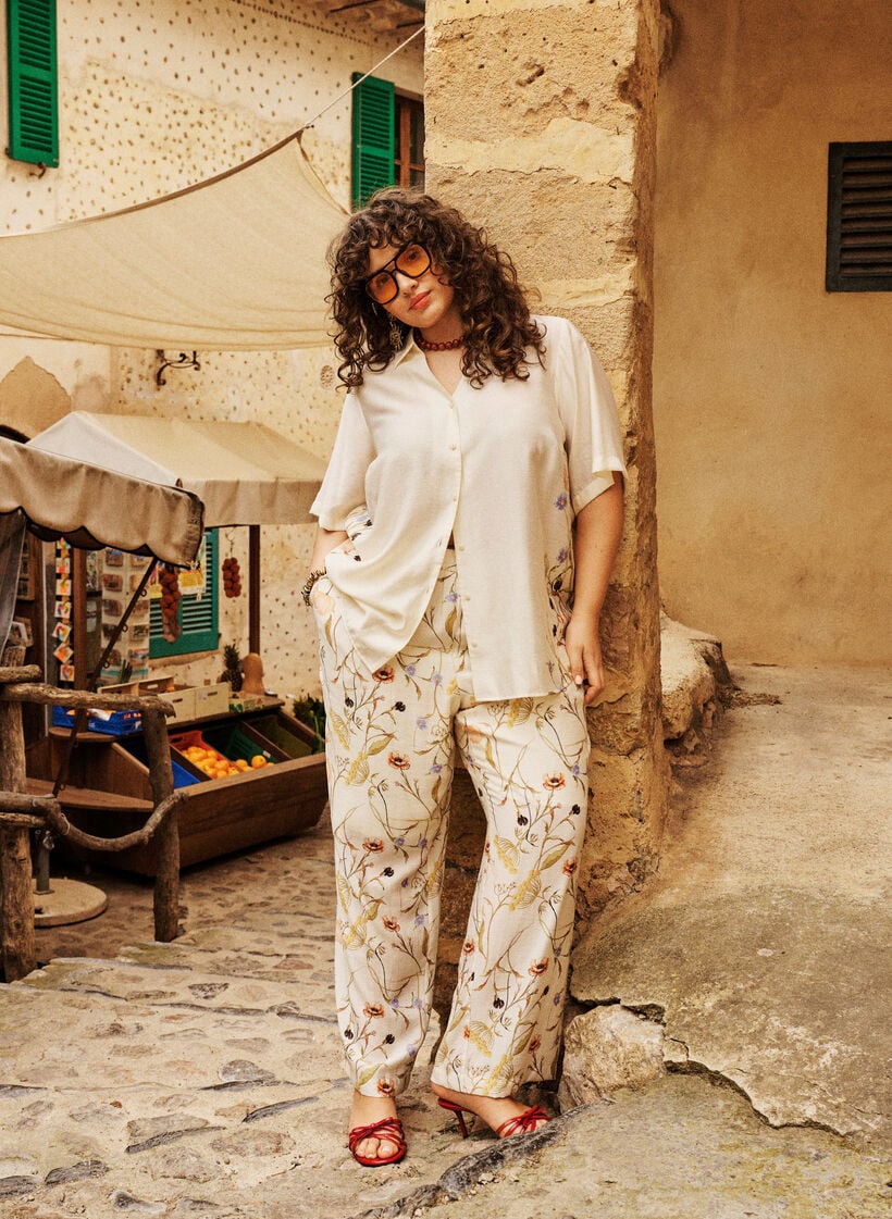 Korkeavy&ouml;t&auml;r&ouml;iset viskoosihousut kukkakuosilla, Beige, Image image number 0