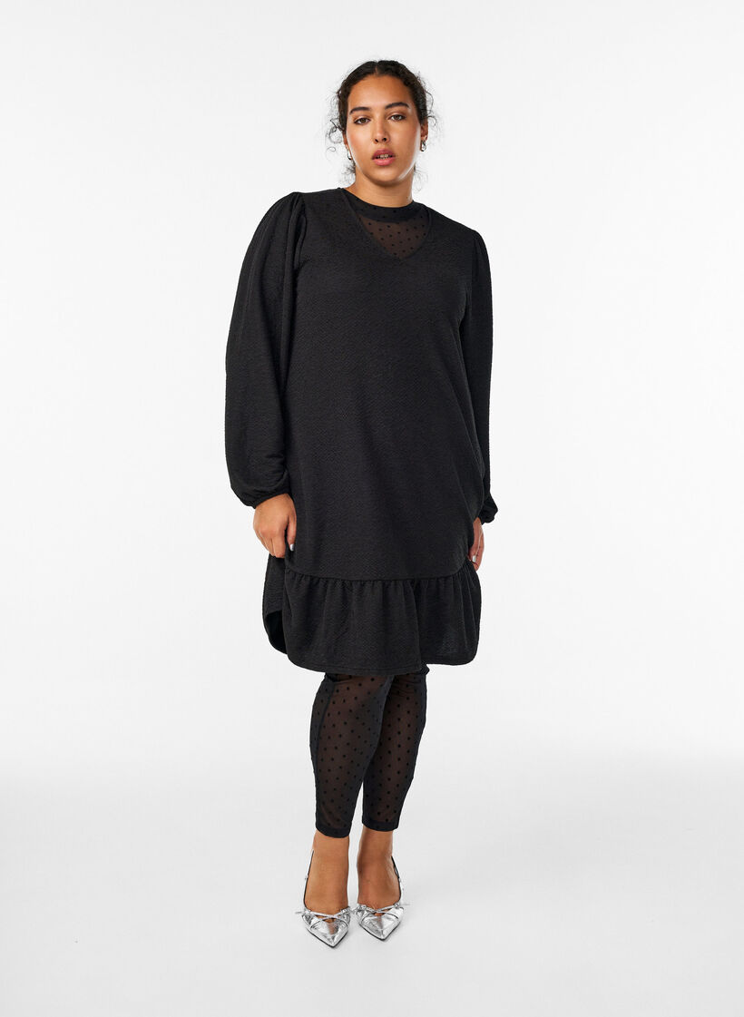 Lyhyt teksturoitu mekko röyhelöhelmalla, Musta, Model image number 1