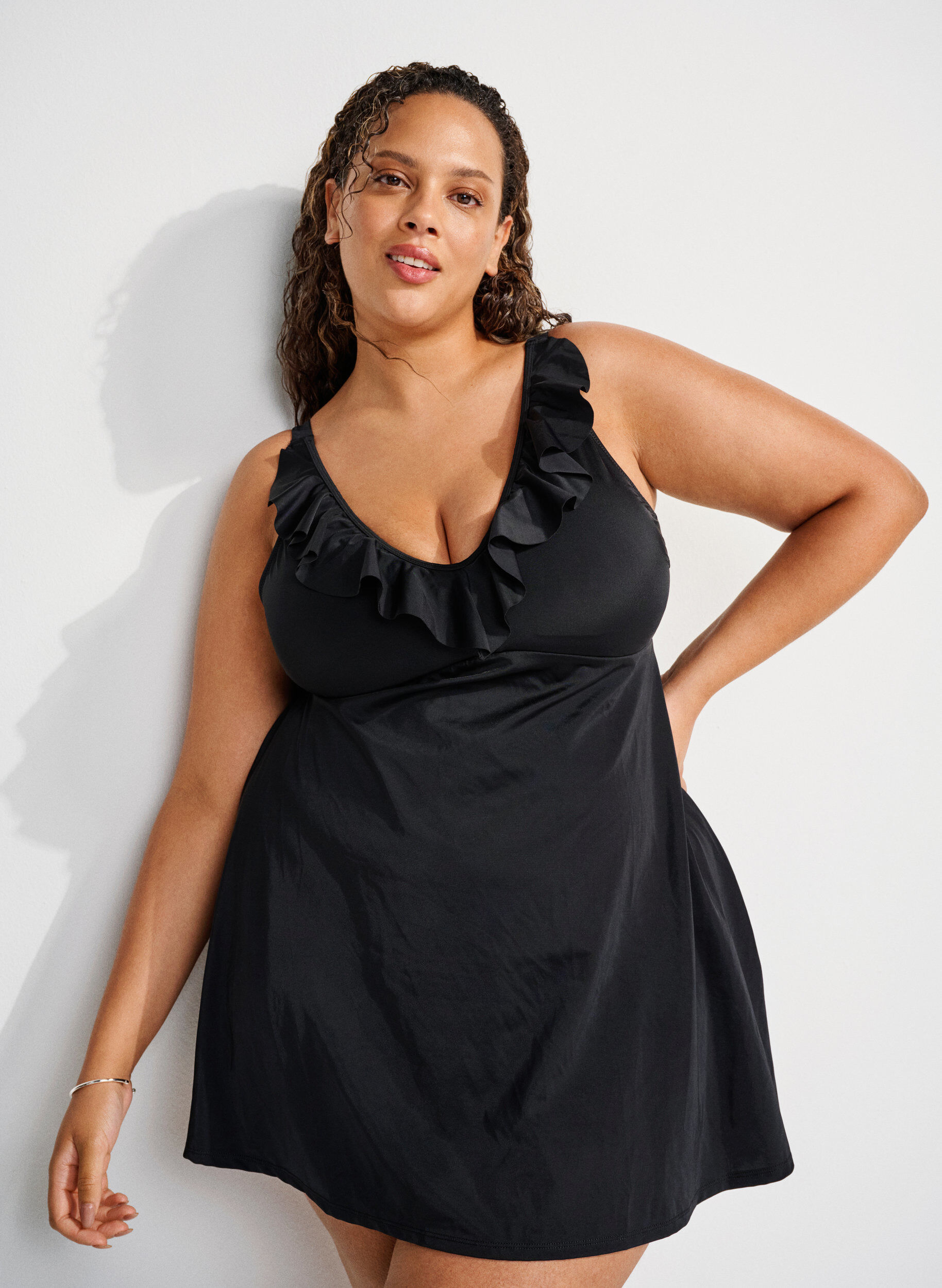 Zizzi Uimapuku r&ouml;yhel&ouml;ill&auml; ja irrotettavilla toppauksilla, Musta, Image image number 0