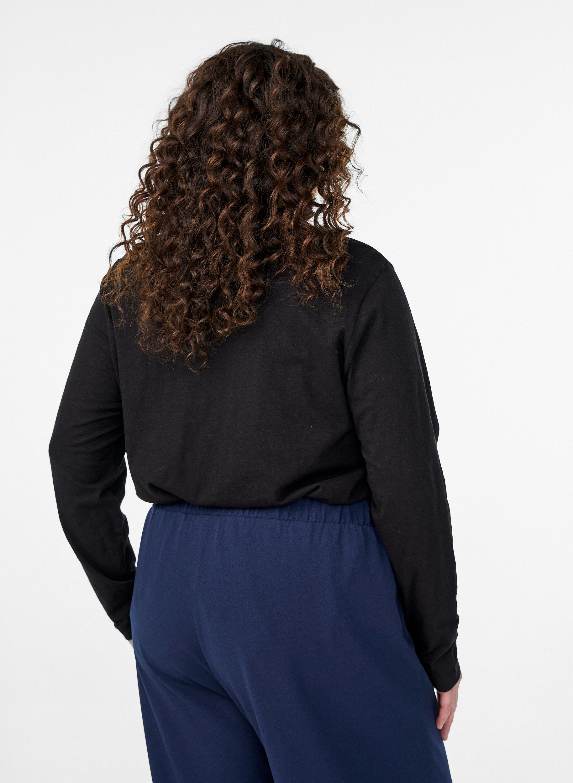 ZizziPitk&auml;hihaisen t-paita, jossa on V-p&auml;&auml;ntie ja napit, Musta, Model image number 2
