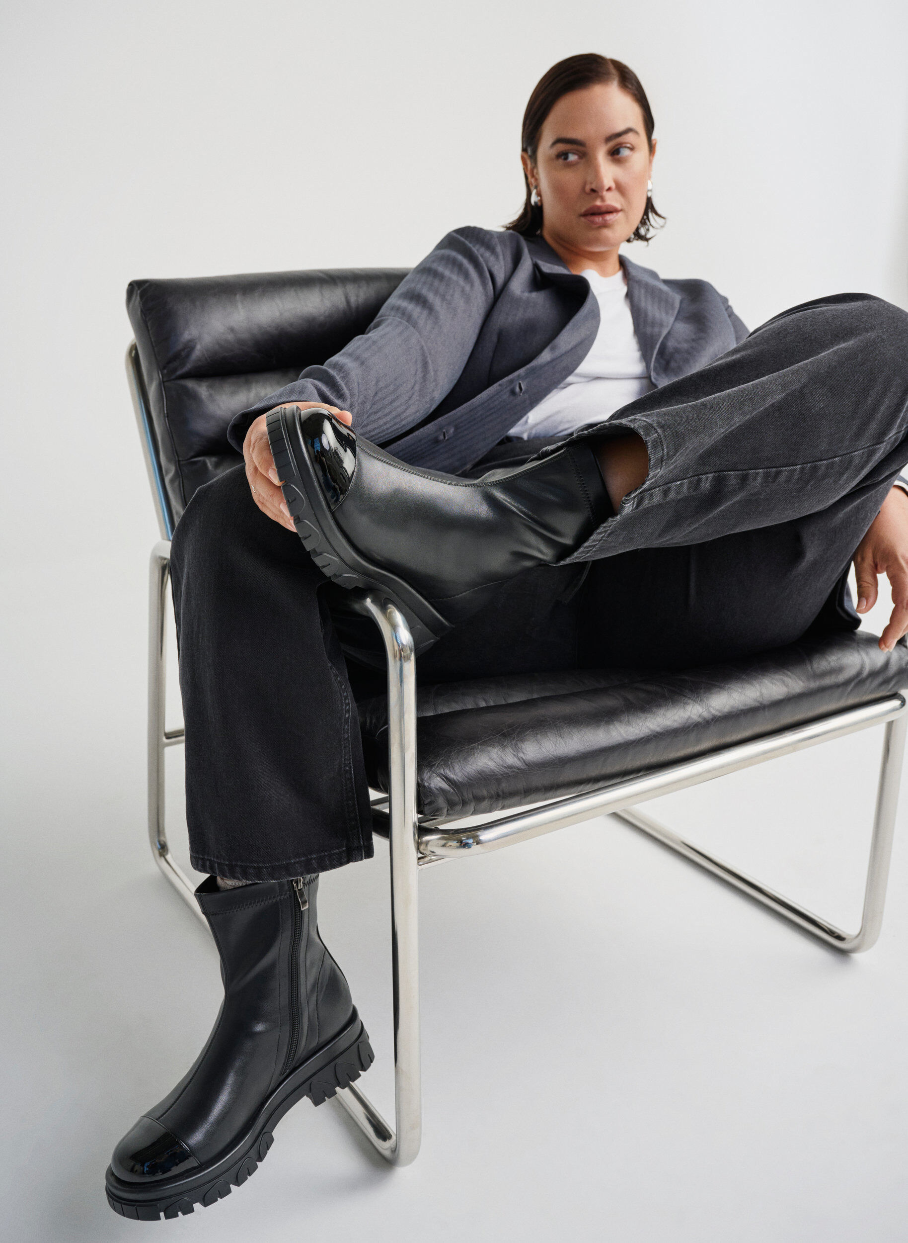 Zizzi Leve&auml;lestiset &ndash; Massiiviset nilkkurit kiilt&auml;v&auml;ll&auml; yksityiskohdalla, Musta, Image image number 0