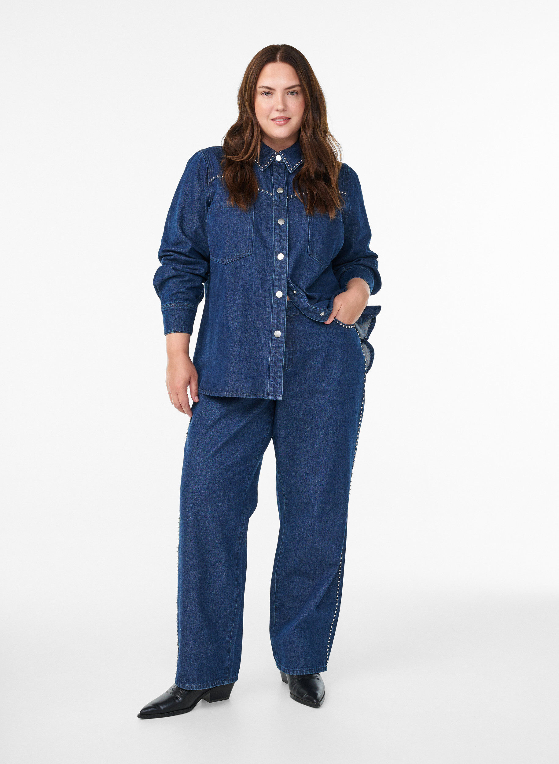 Leve&auml;lahkeiset farkut niiteill&auml; ja korkealla vy&ouml;t&auml;r&ouml;ll&auml;, Sininen, Model