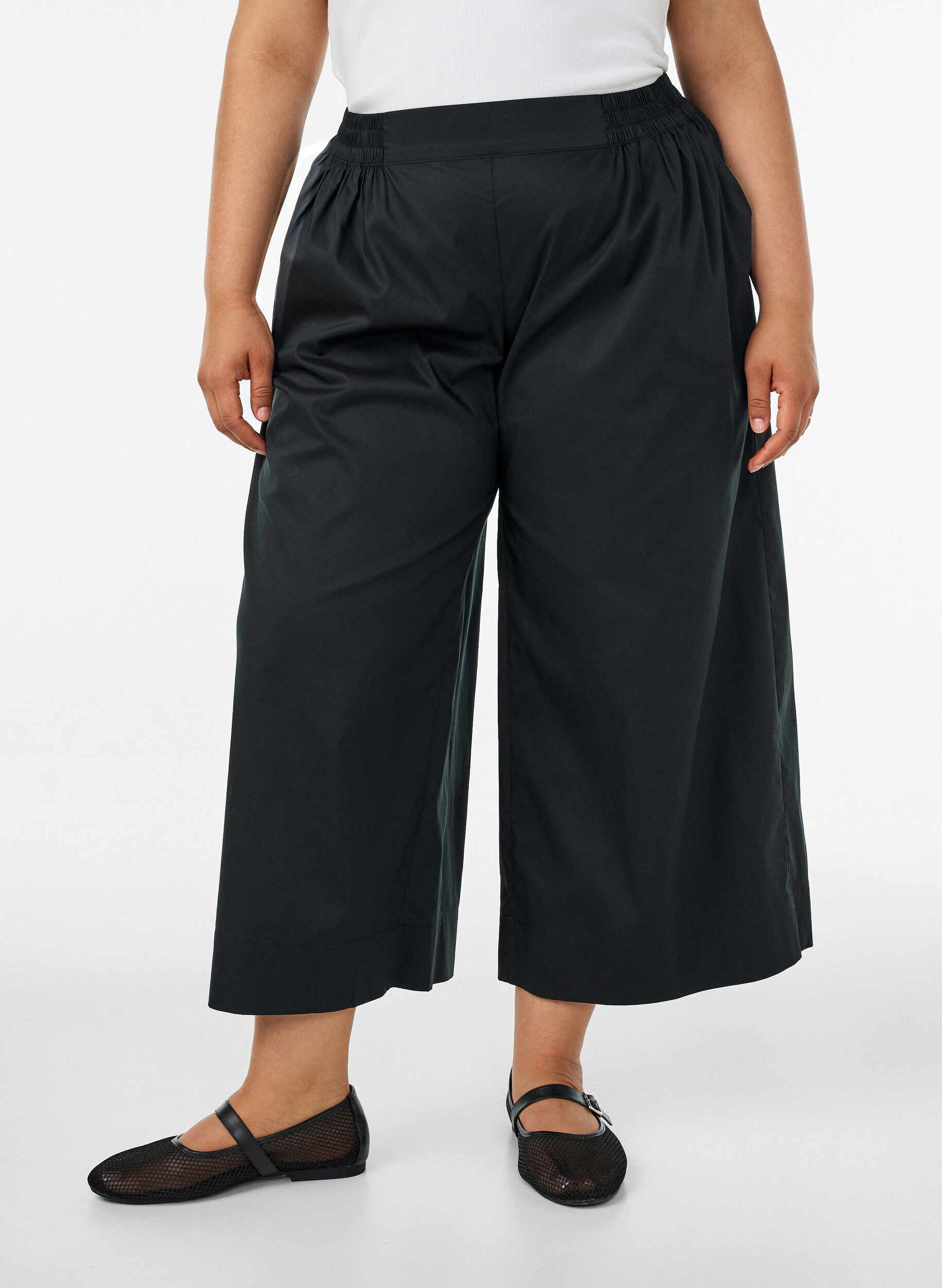 ZizziCulotte -housut joustavalla vy&ouml;t&auml;r&ouml;ll&auml; ja leveill&auml; lahkeilla, Musta, Model image number 2