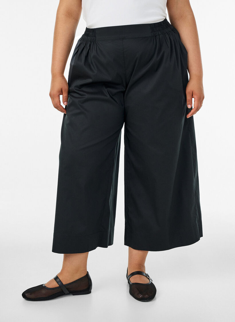 Culotte -housut joustavalla vy&ouml;t&auml;r&ouml;ll&auml; ja leveill&auml; lahkeilla, Musta, Model image number 2