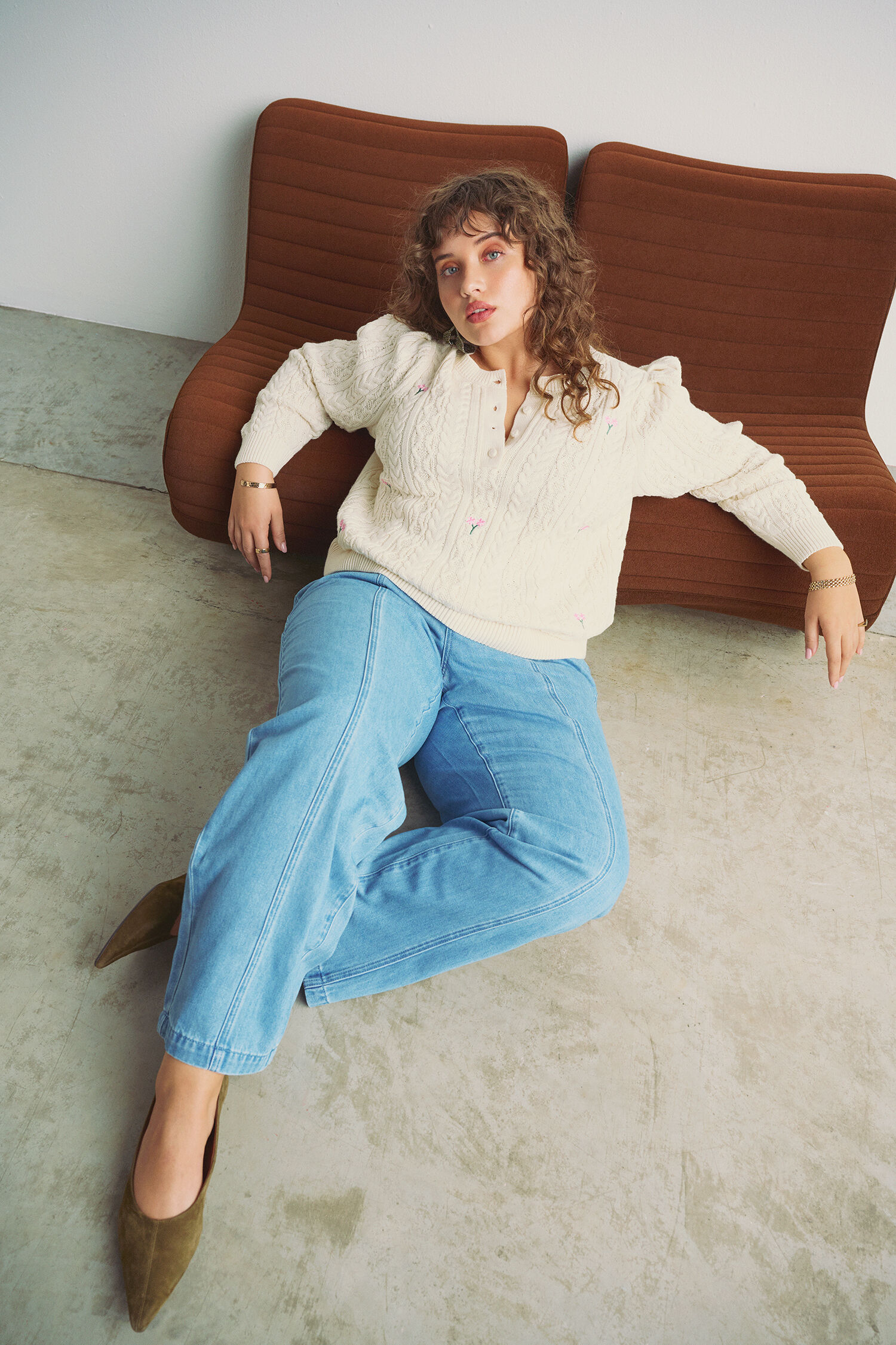 Neulepusero, jossa on brodeeratut kukat, , Model