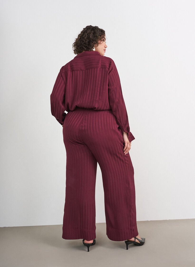Housut teksturoiduilla raidoilla ja suorilla lahkeilla, Punainen, Model image number 2