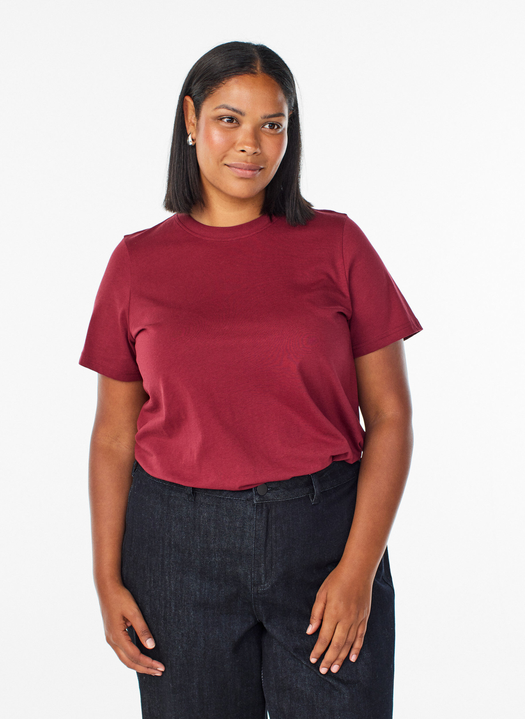 Puuvillainen perus-T-paita, jossa on py&ouml;re&auml; kaula-aukko, Tumma Bordeaux, Model