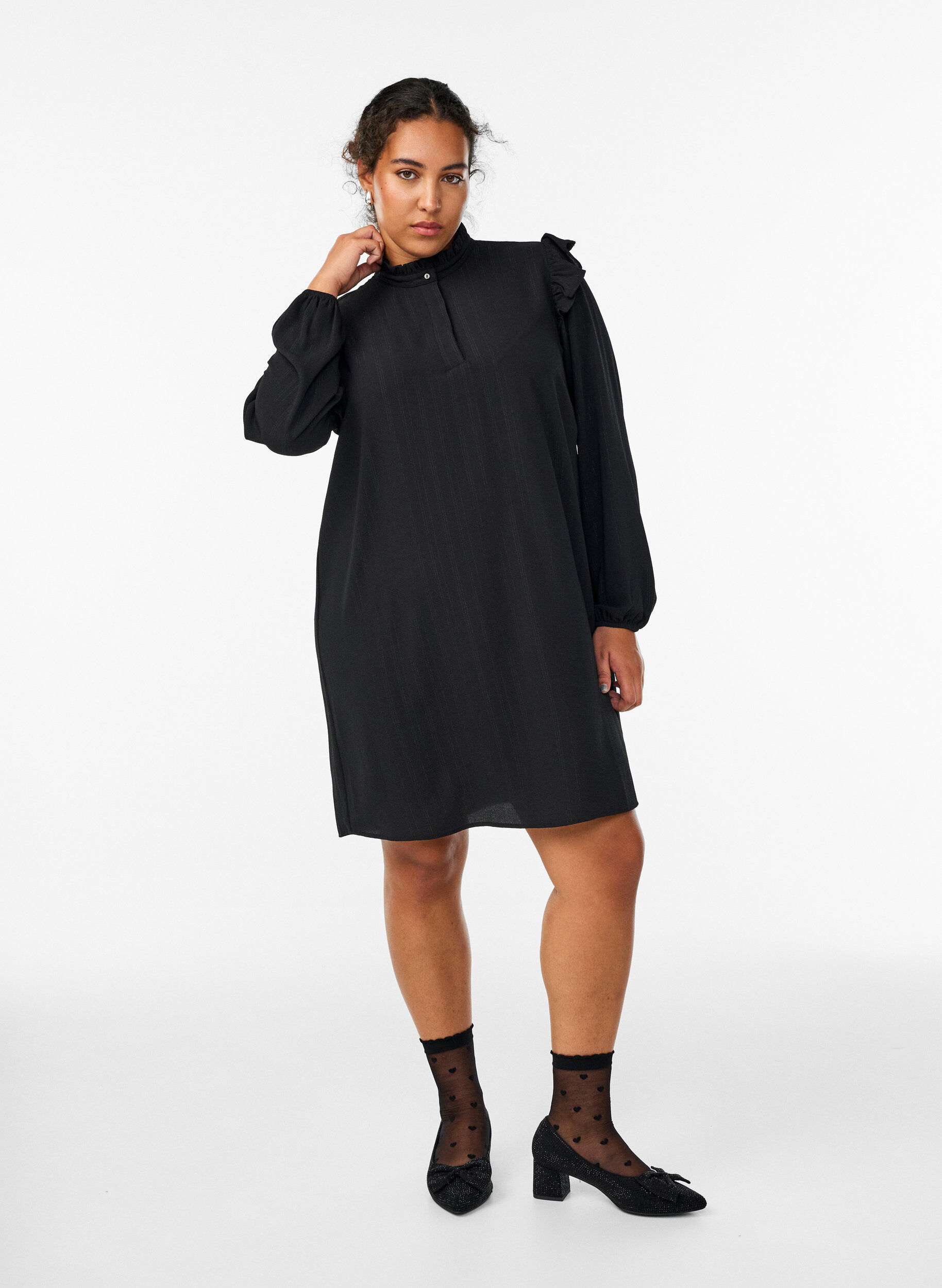 ZizziLyhyt mekko r&ouml;yhel&ouml;ill&auml; ja kimalteella, Musta, Model image number 1
